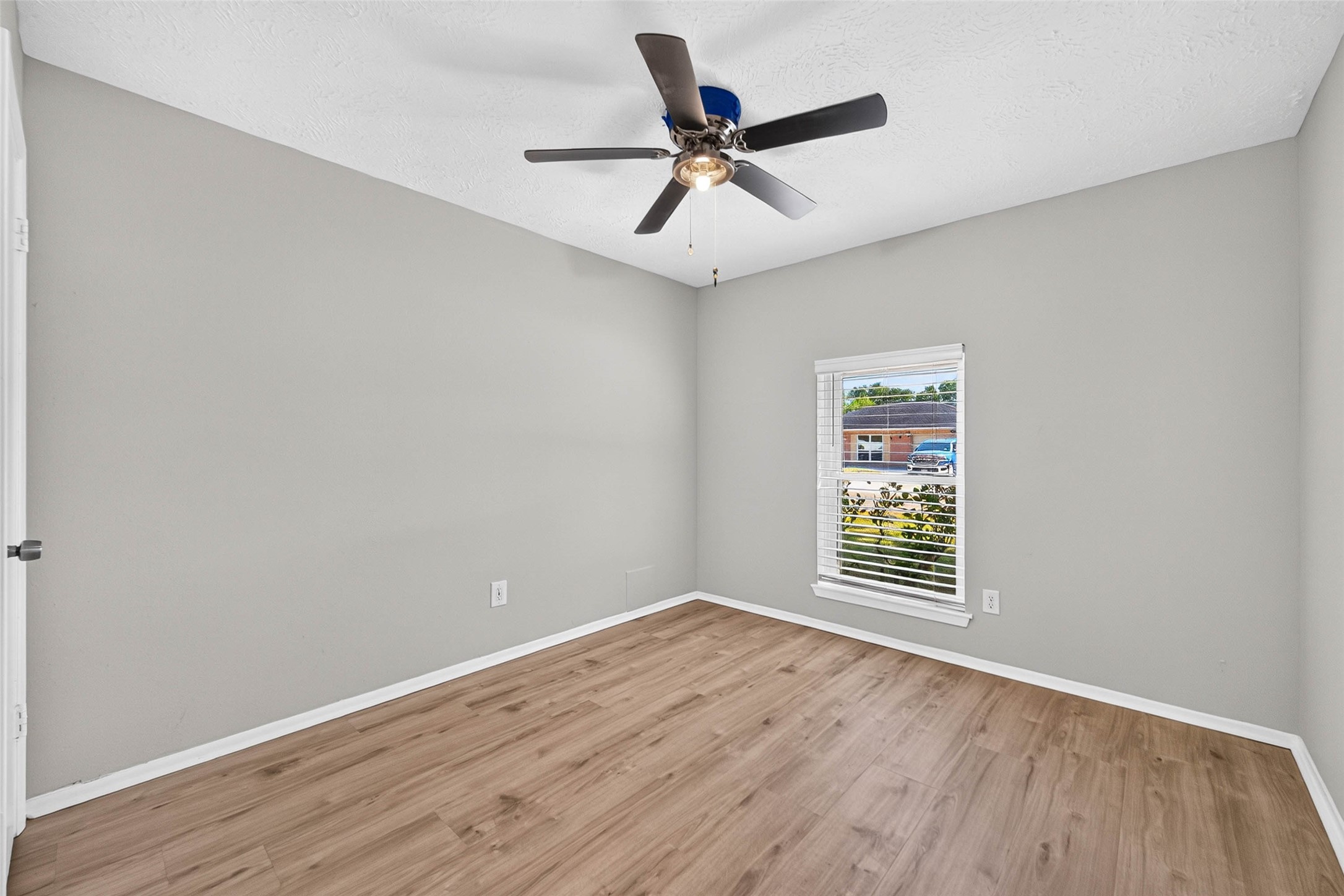9809 Hummingbird Street, La Porte, TX 77571