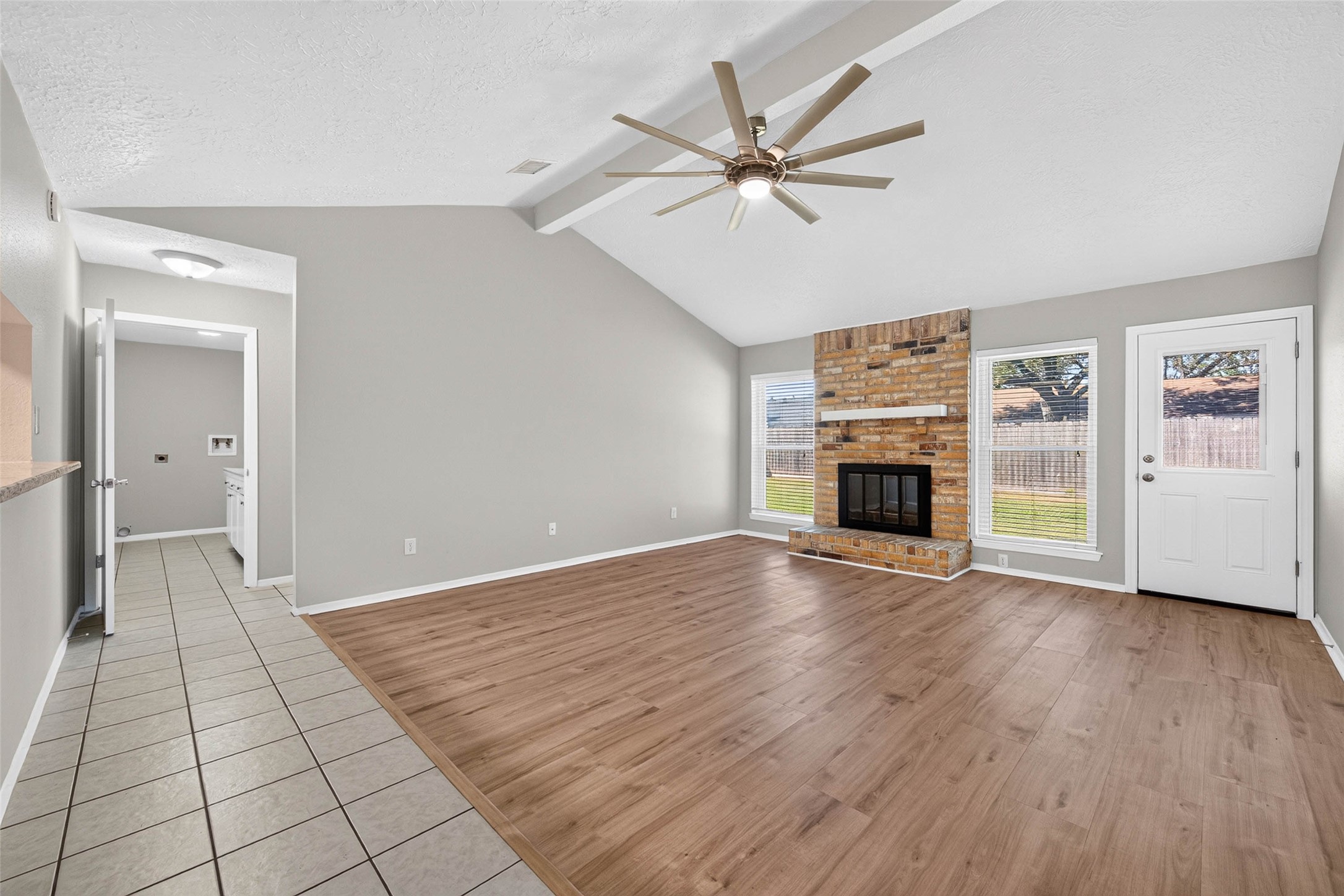 9809 Hummingbird Street, La Porte, TX 77571