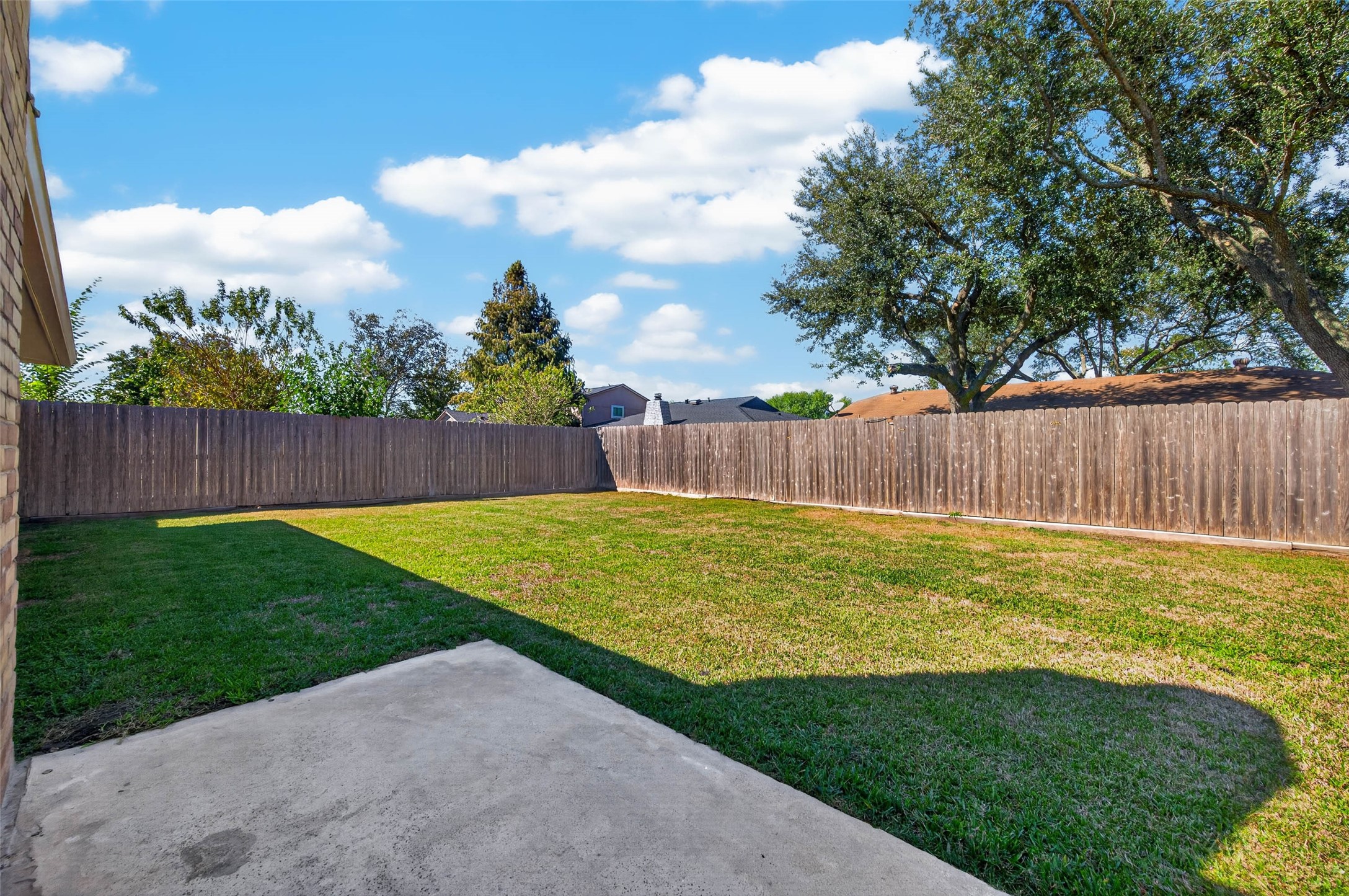 9809 Hummingbird Street, La Porte, TX 77571