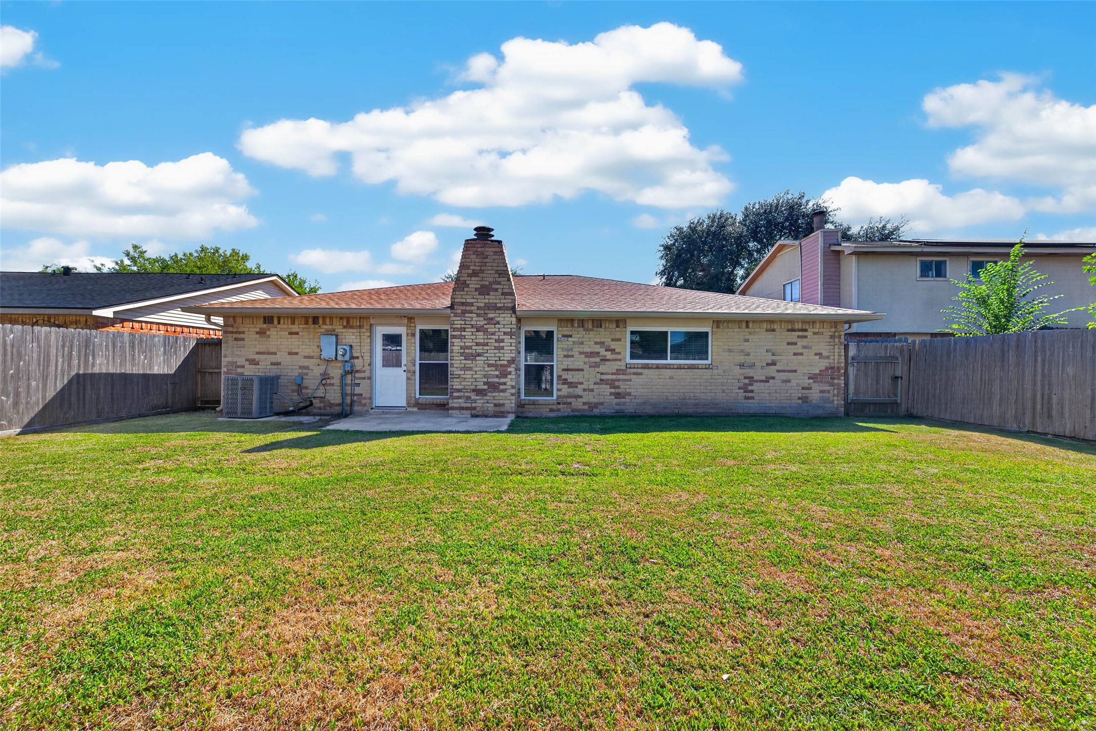 9809 Hummingbird Street, La Porte, TX 77571