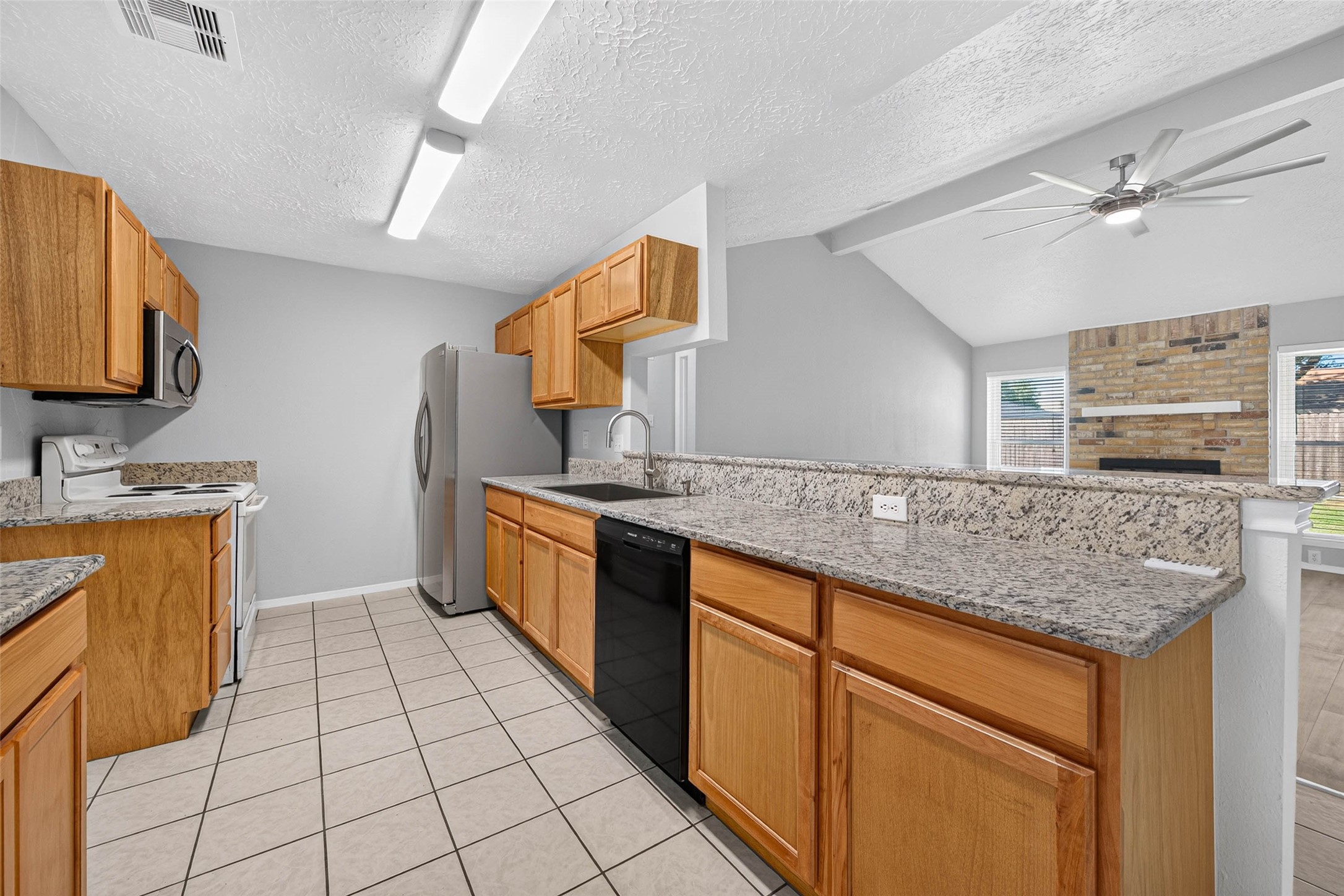 9809 Hummingbird Street, La Porte, TX 77571