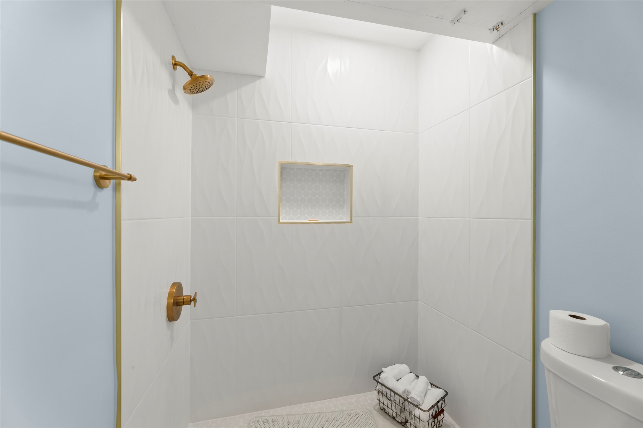Principal bath bith separate shower