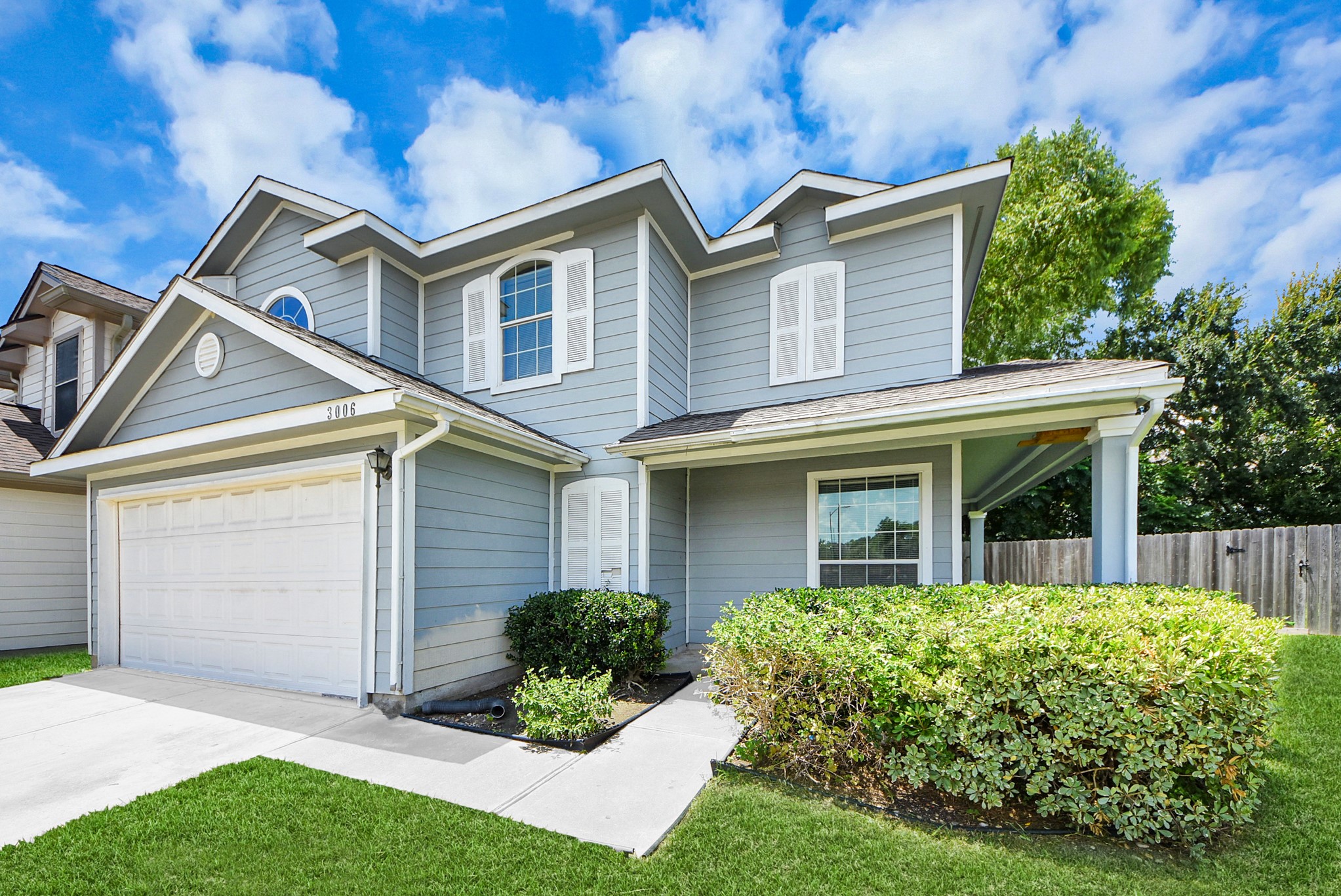 Beautiful curb appeal in a great location at the end of a quiet cul-de-sac!