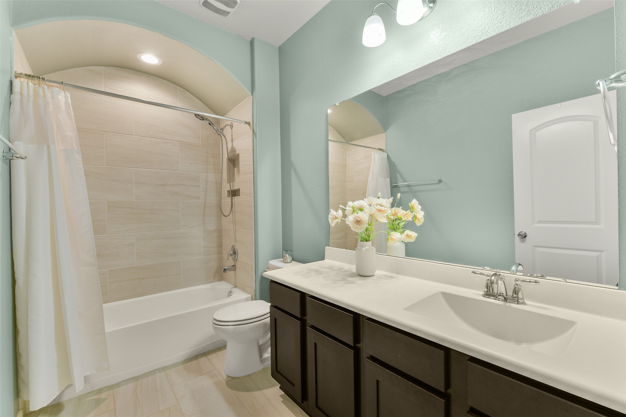 Secondary full bathroom downstairs.