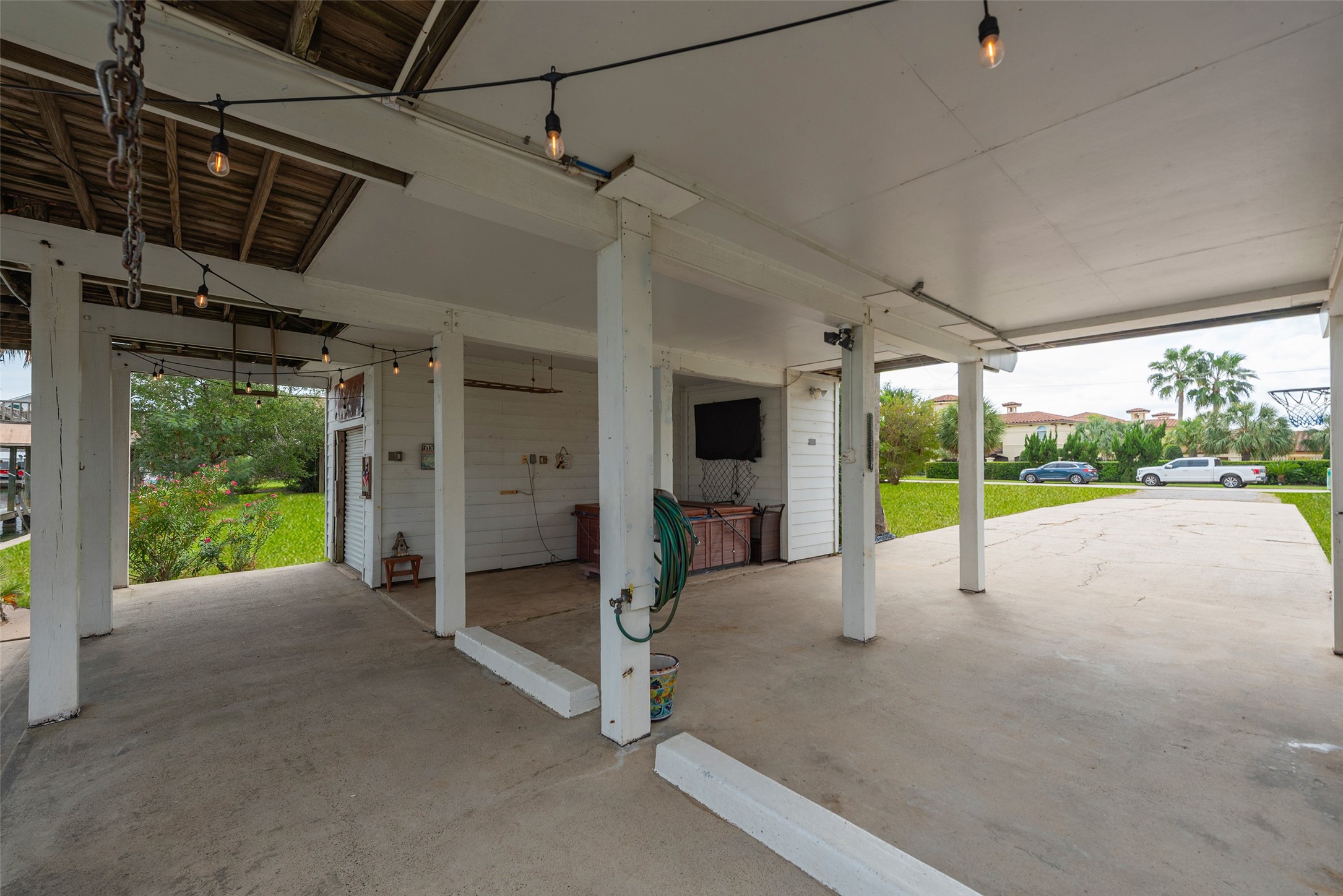 1426 Tiki Drive, Tiki Island, TX 77554