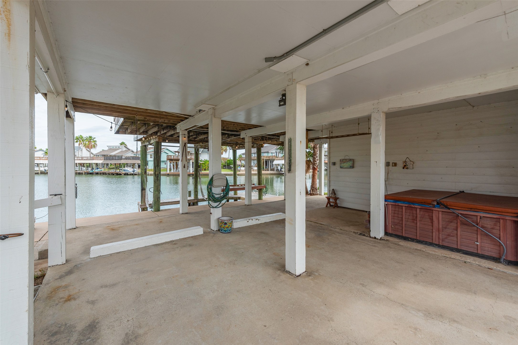 1426 Tiki Drive, Tiki Island, TX 77554