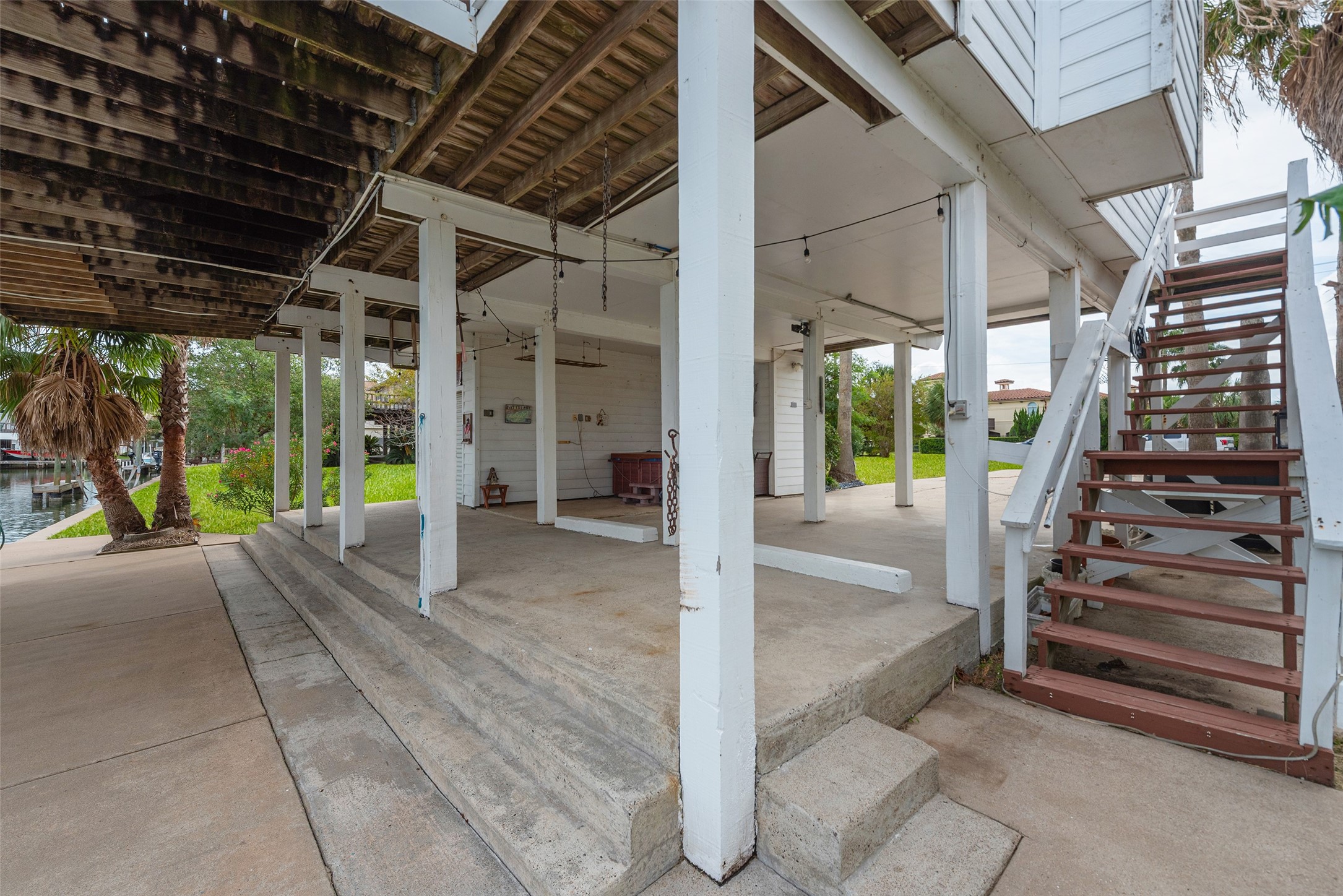 1426 Tiki Drive, Tiki Island, TX 77554