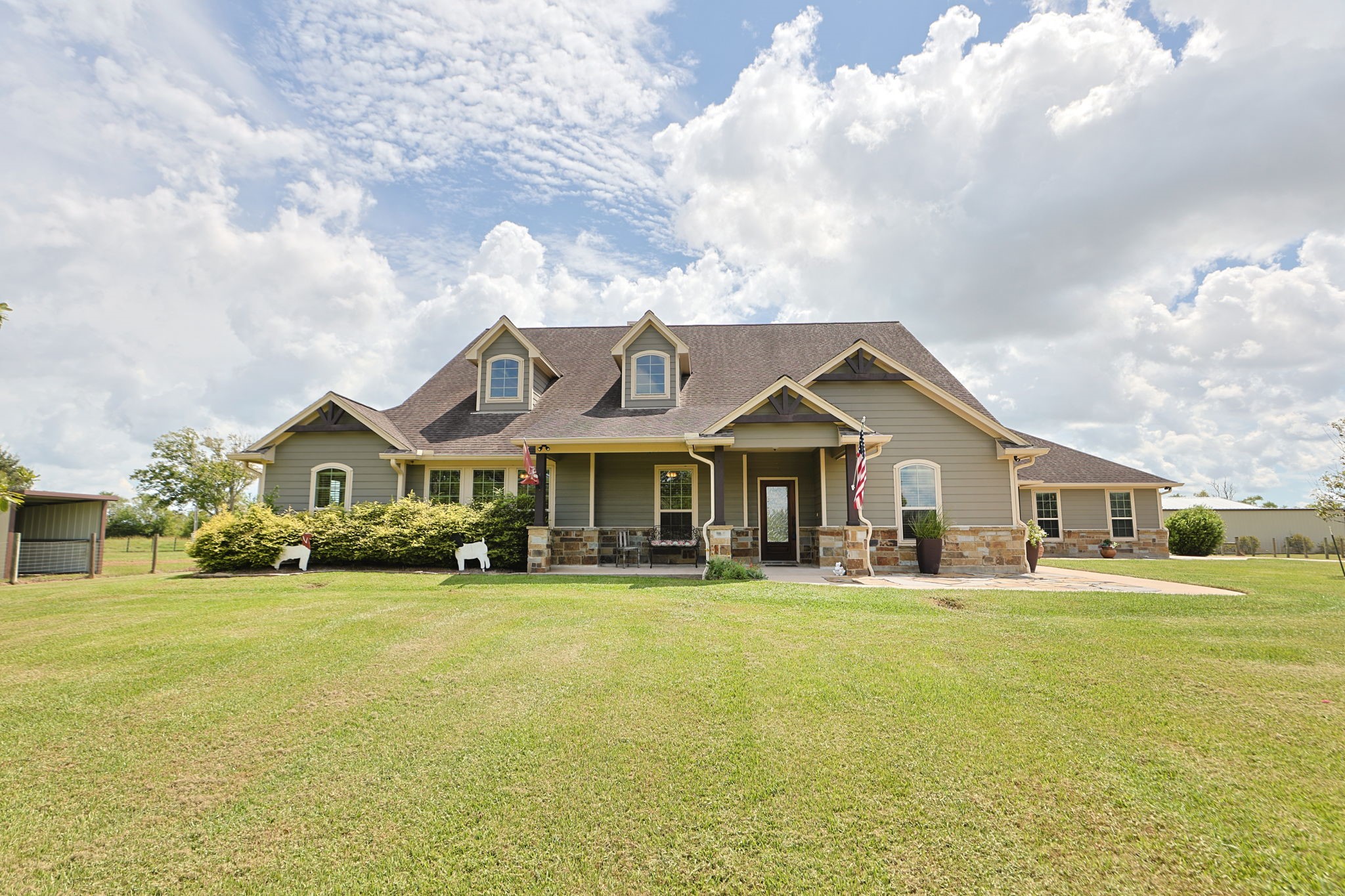 Welcome to 3755 County Road 160, Alvin!
