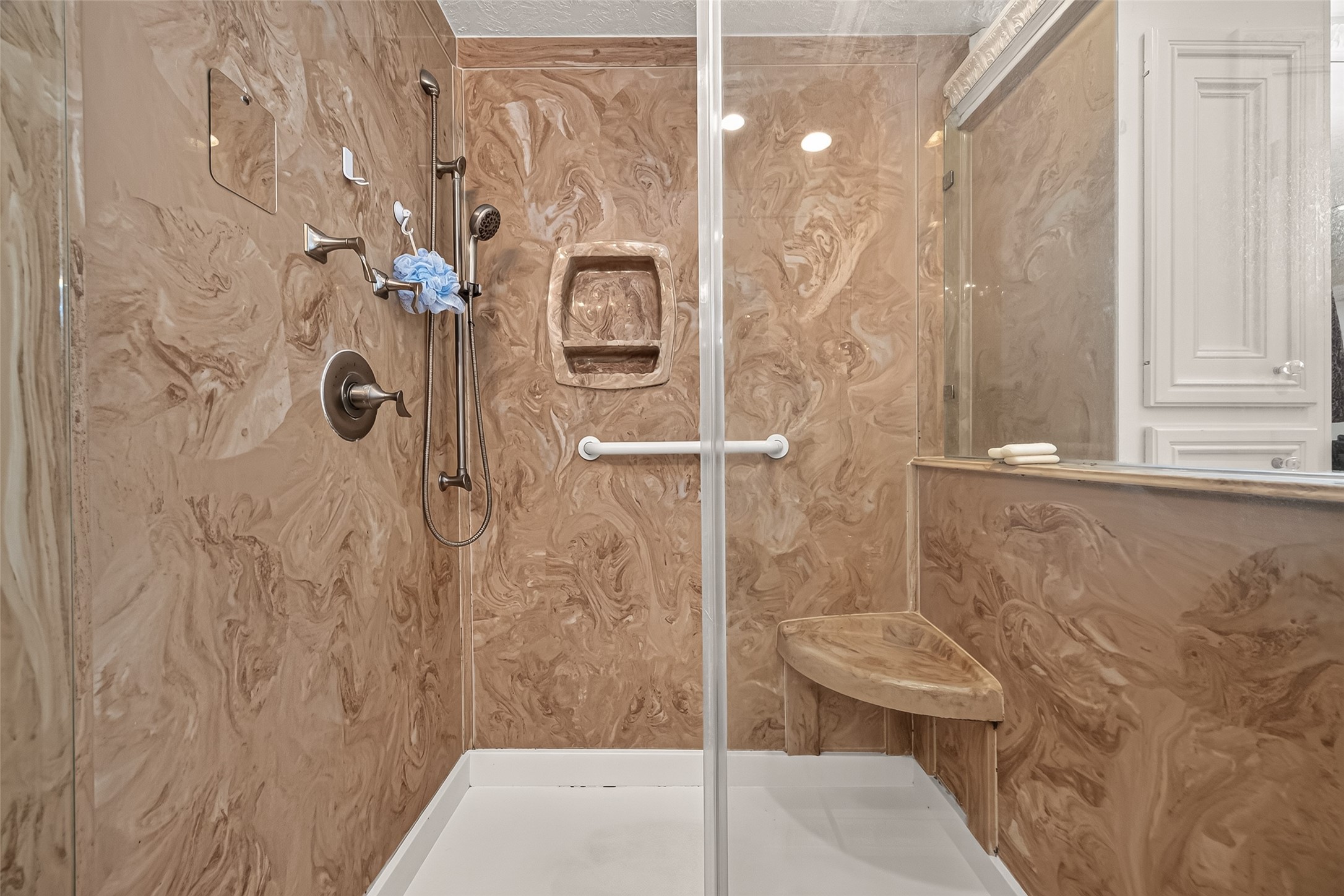 OVERSIZED PRIMARY SHOWER