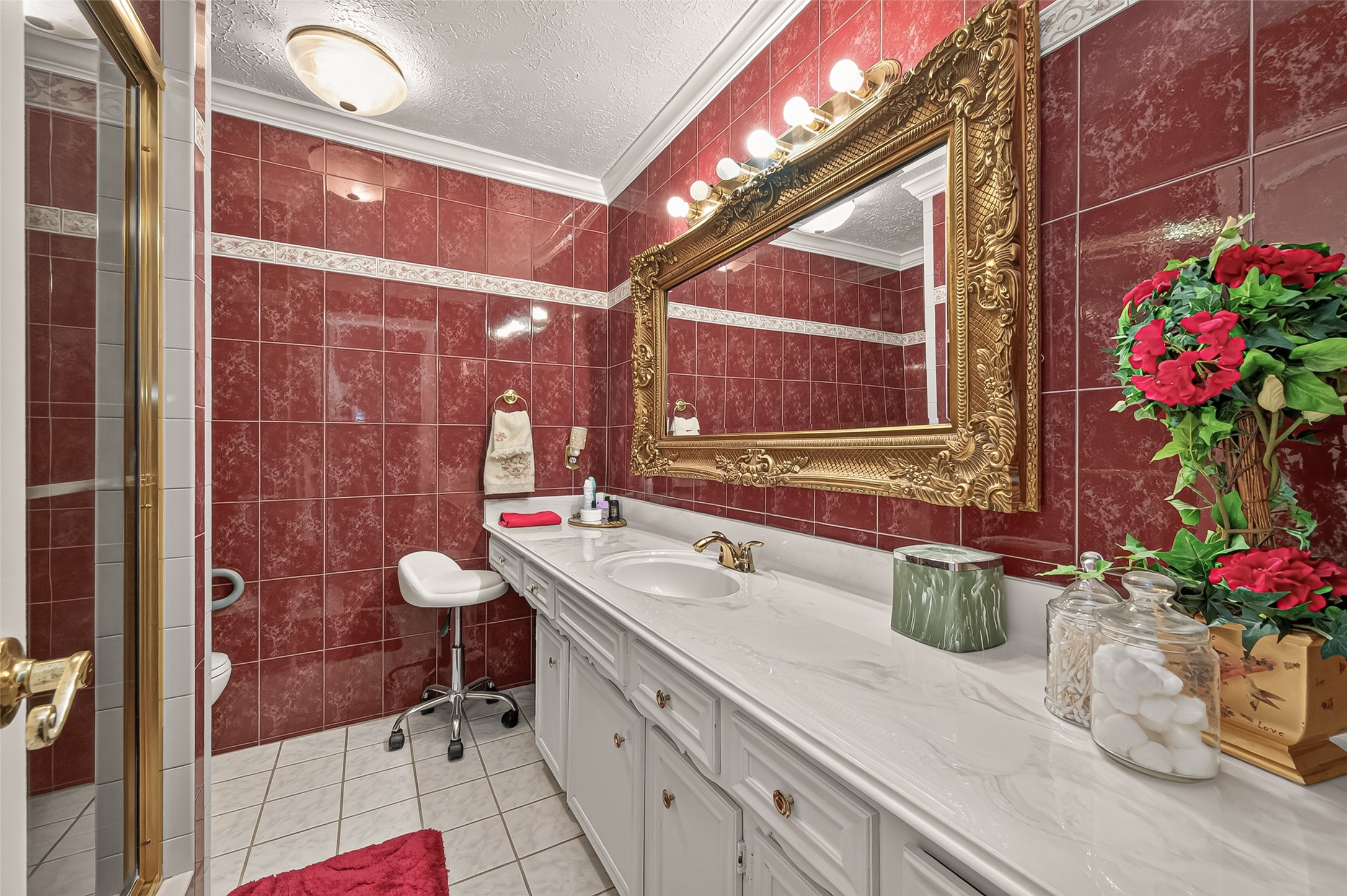 BEDROOM W/FULL BATH