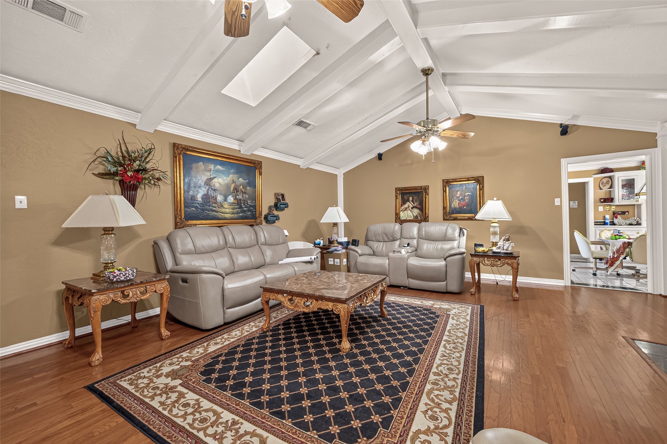 LIVING/FAMILY ROOM