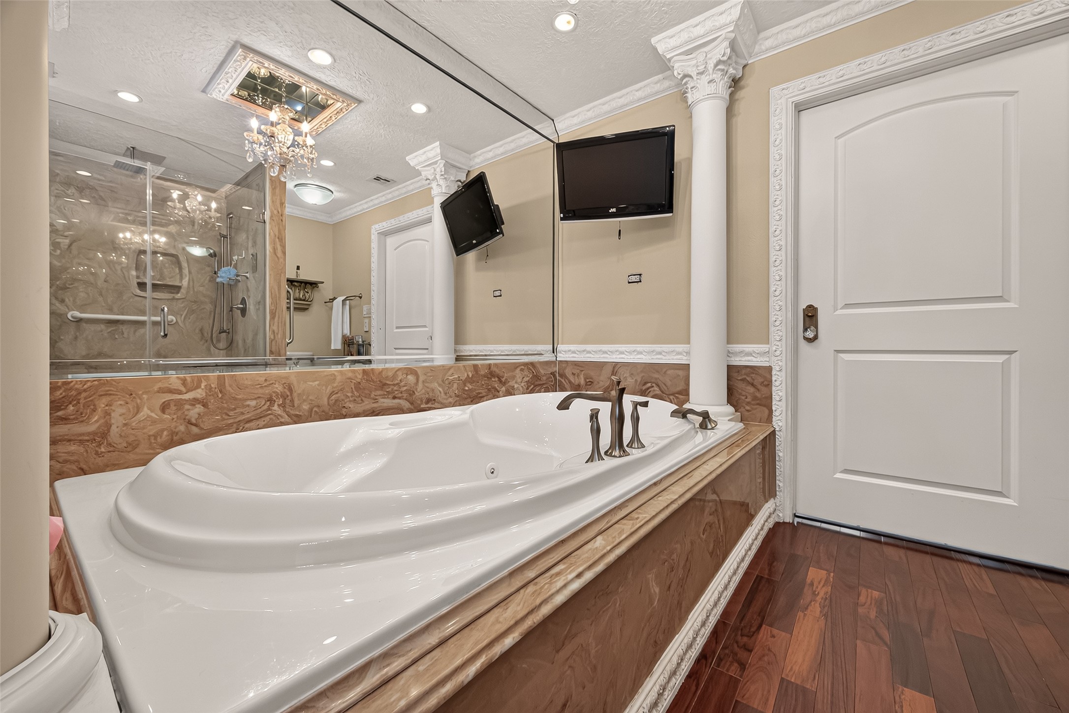 PRIMARY JETTED TUB