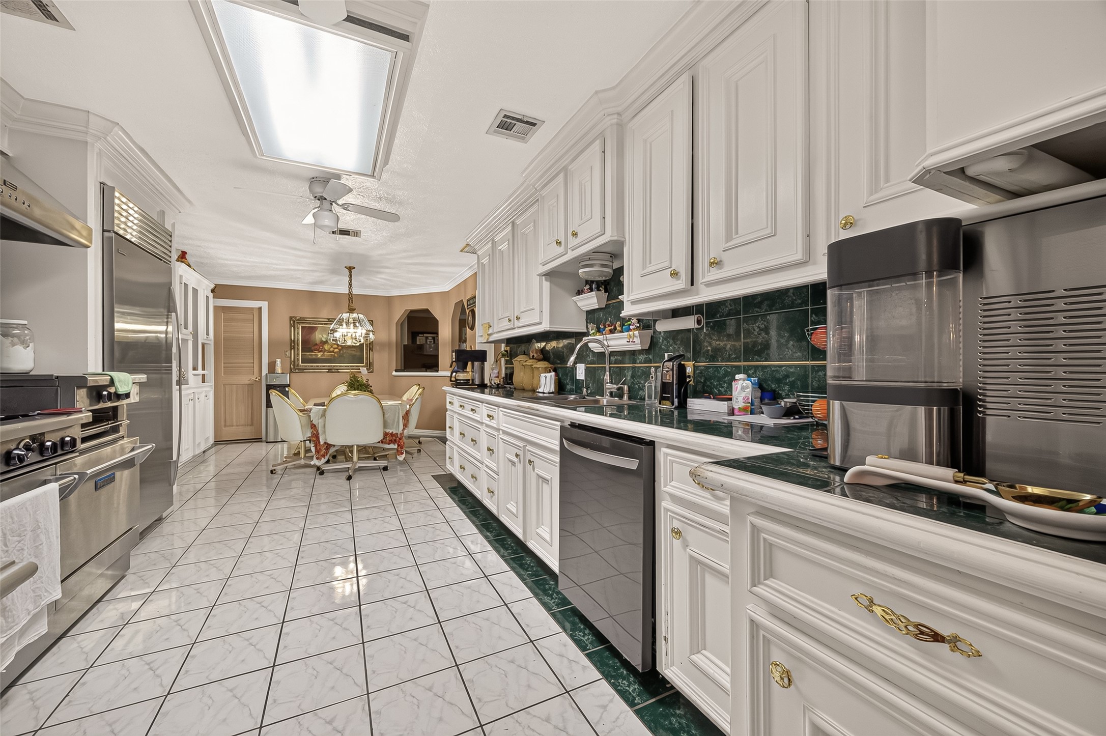 KITCHEN / BREAKFAST