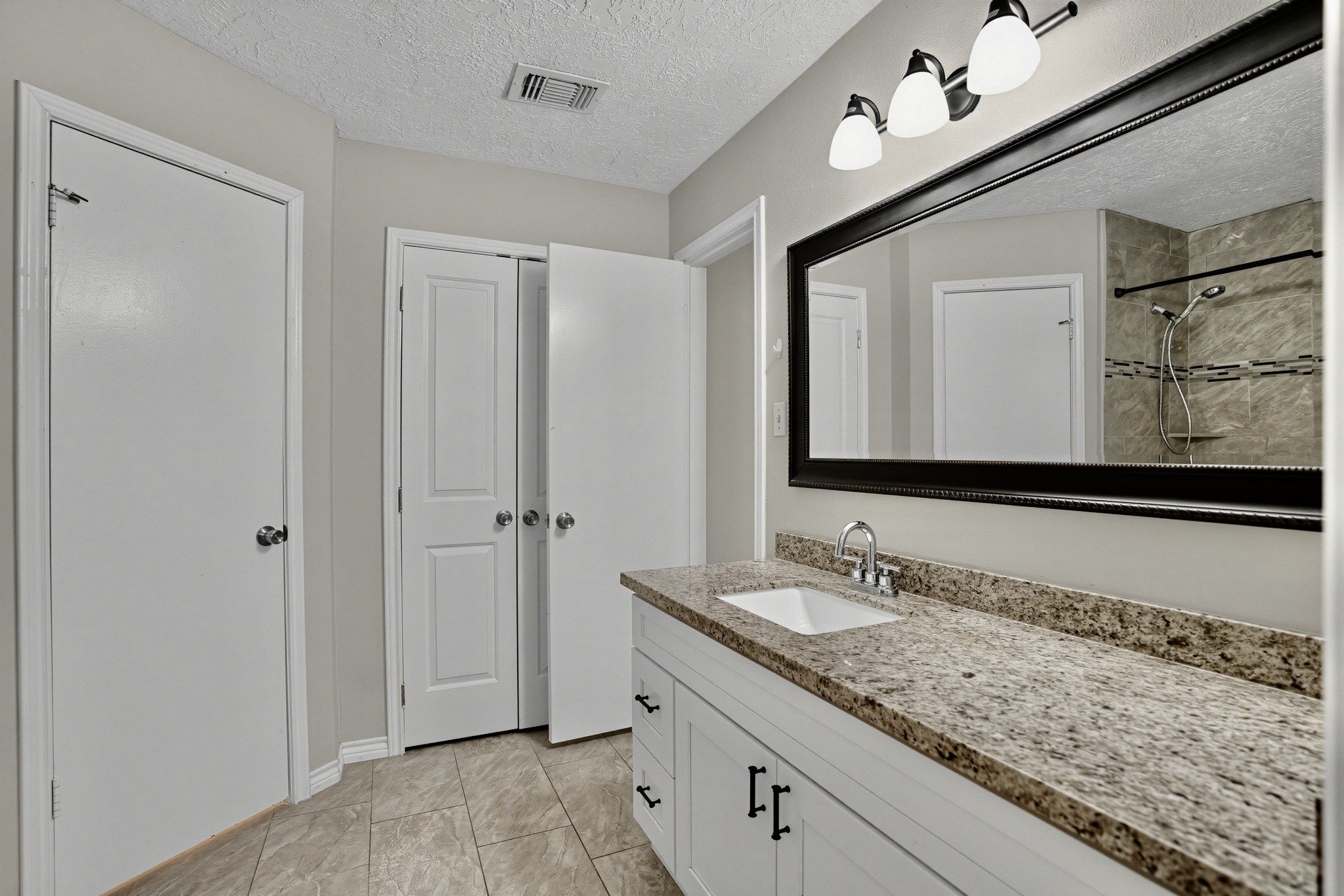 141 W Woodstock Circle Drive, The Woodlands, TX 77381