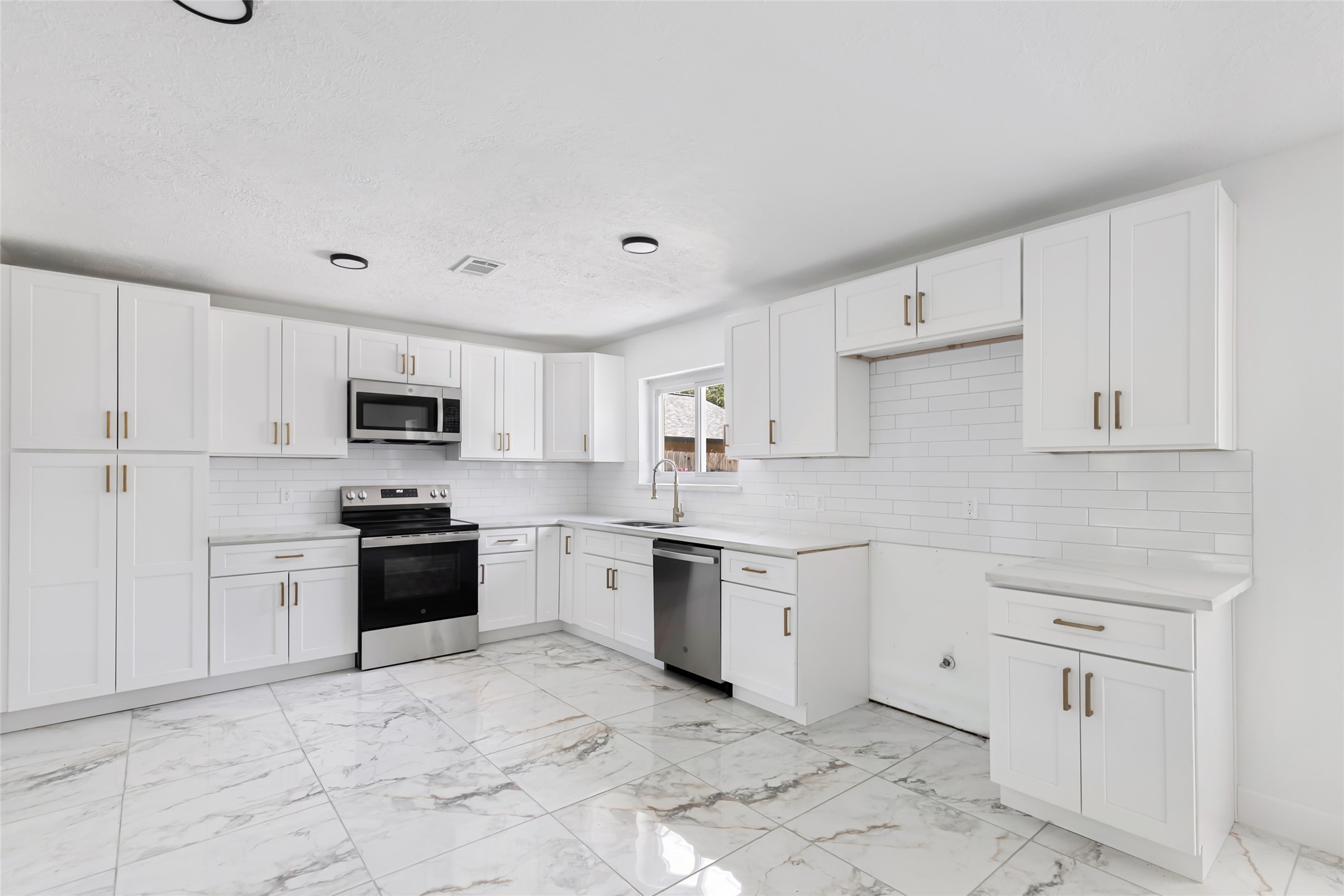 4308 Pine Shadows Street, Dickinson, TX 77539