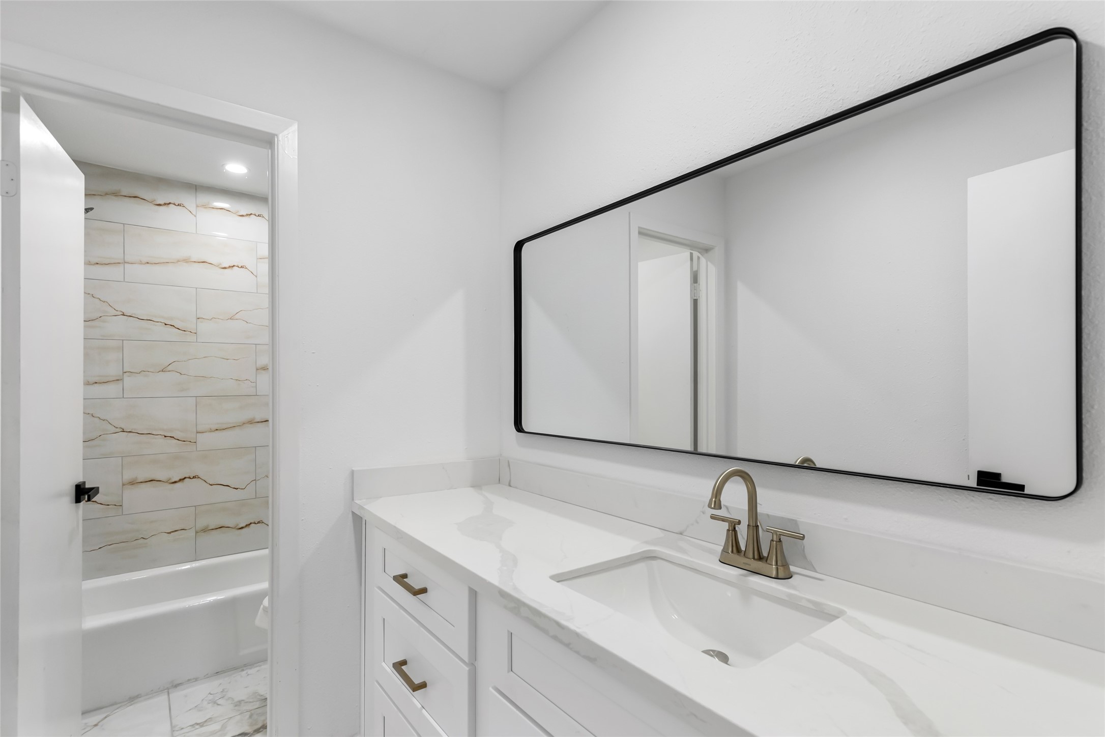 4308 Pine Shadows Street, Dickinson, TX 77539