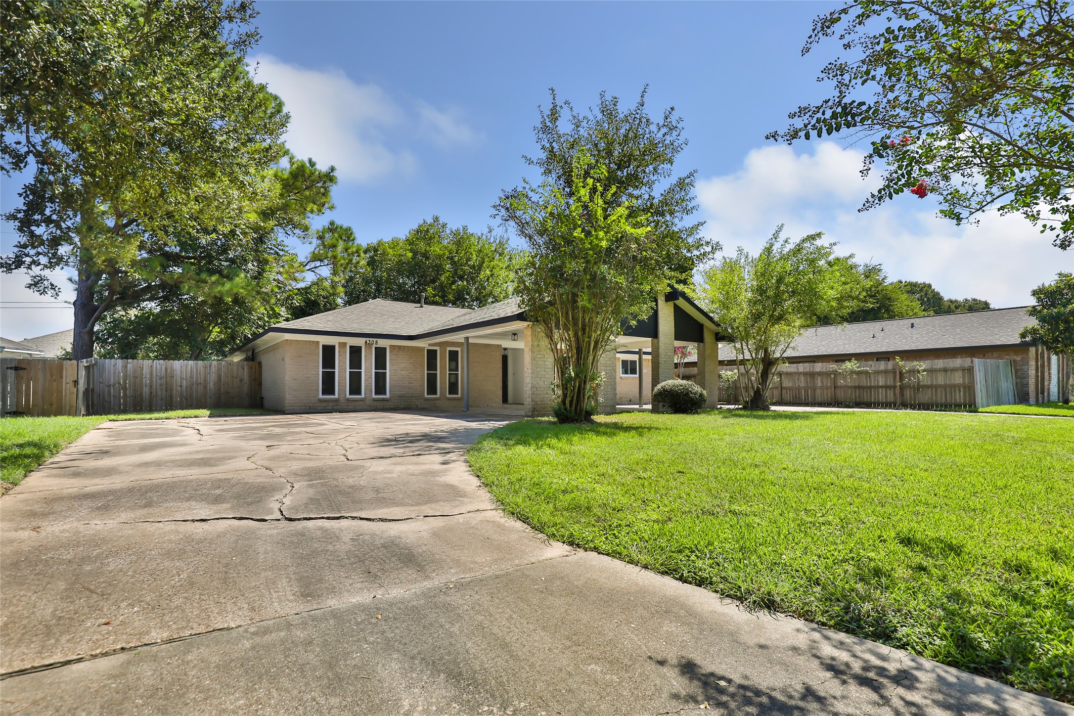 4308 Pine Shadows Street, Dickinson, TX 77539 4308 Pine Shadows Street, Dickinson, TX 77539