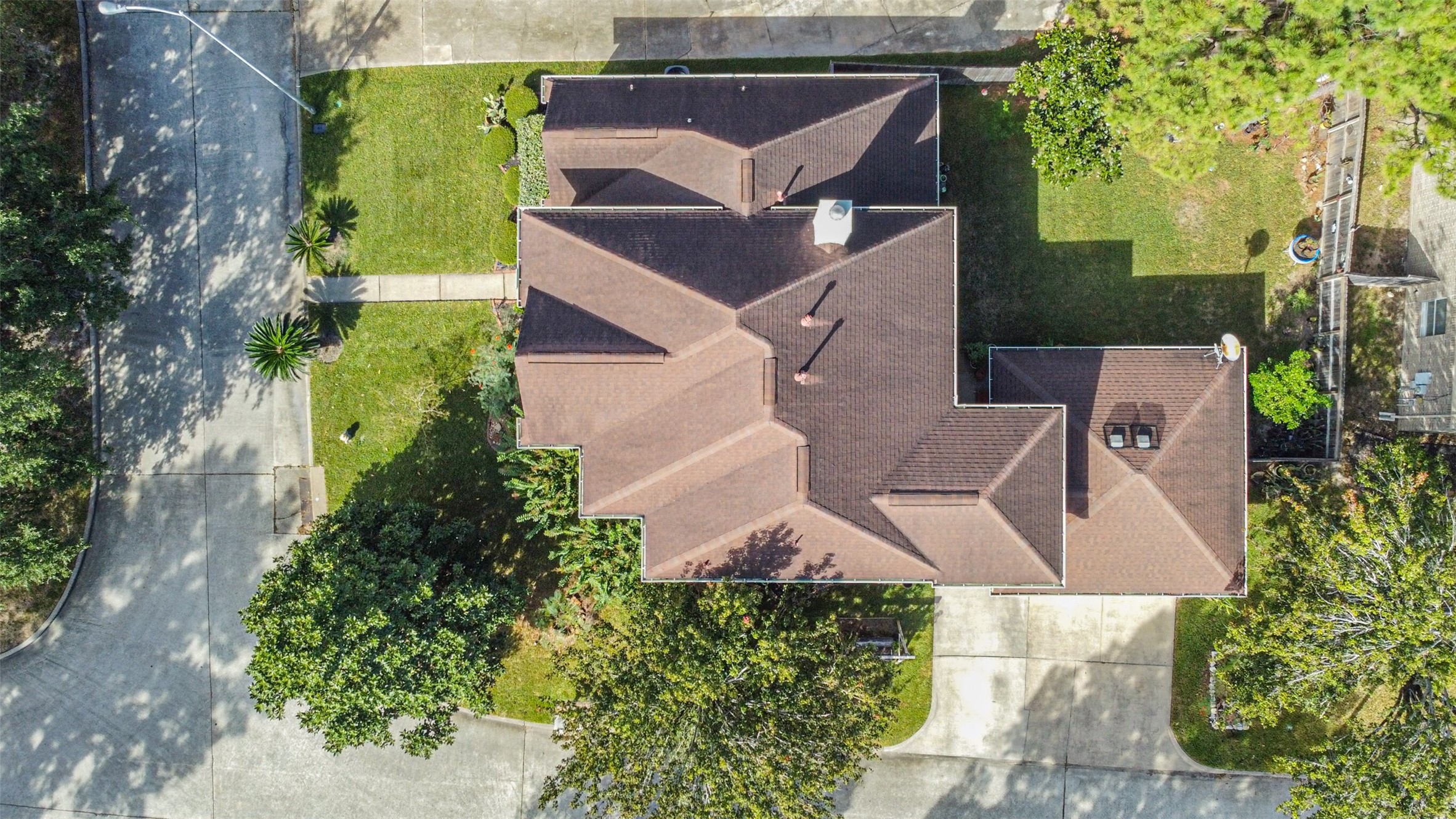 Aerial view of the corner cul-de-sac lot.
