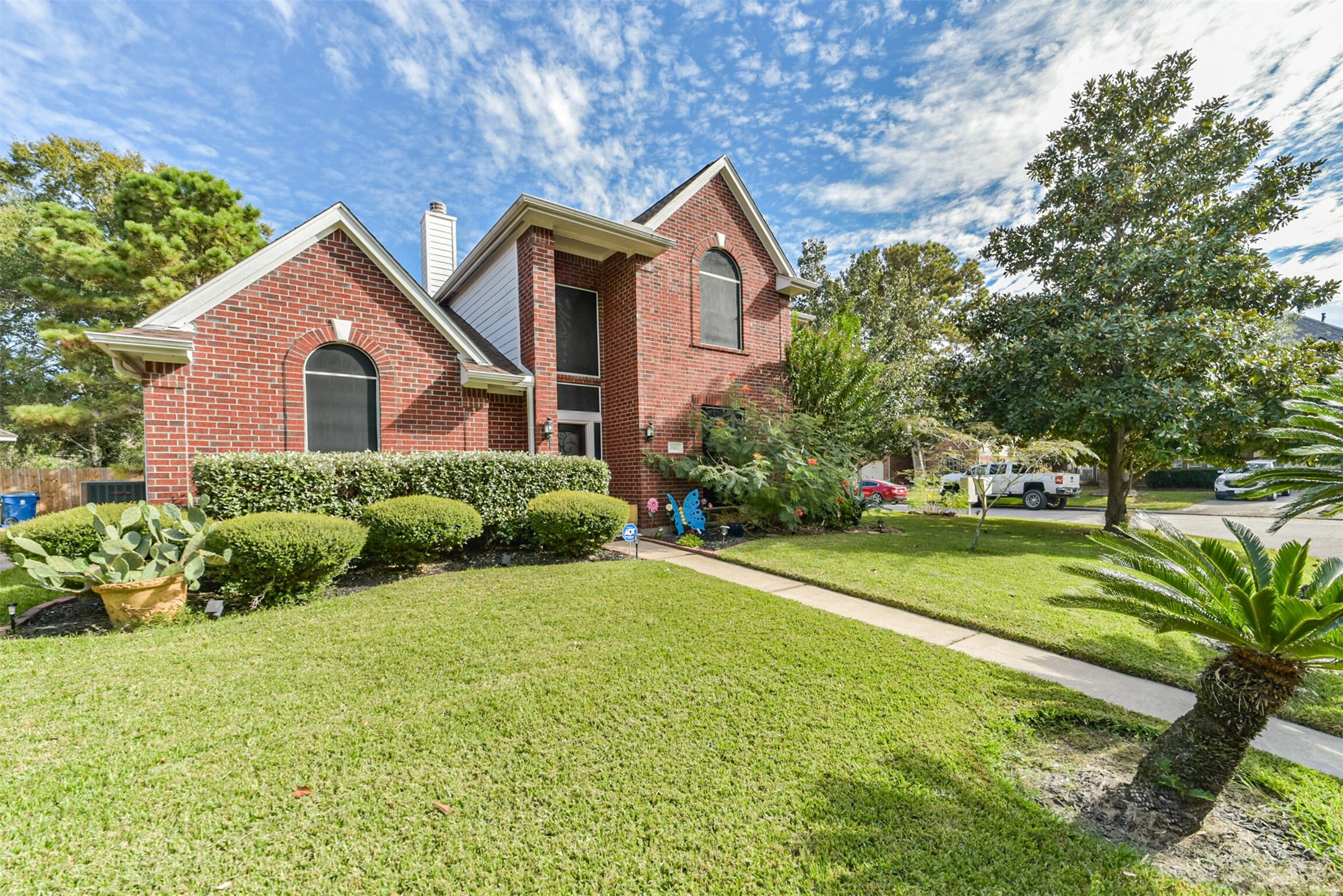 Seen from the lot's left corner, the arched brickwork and its keystones stand out.