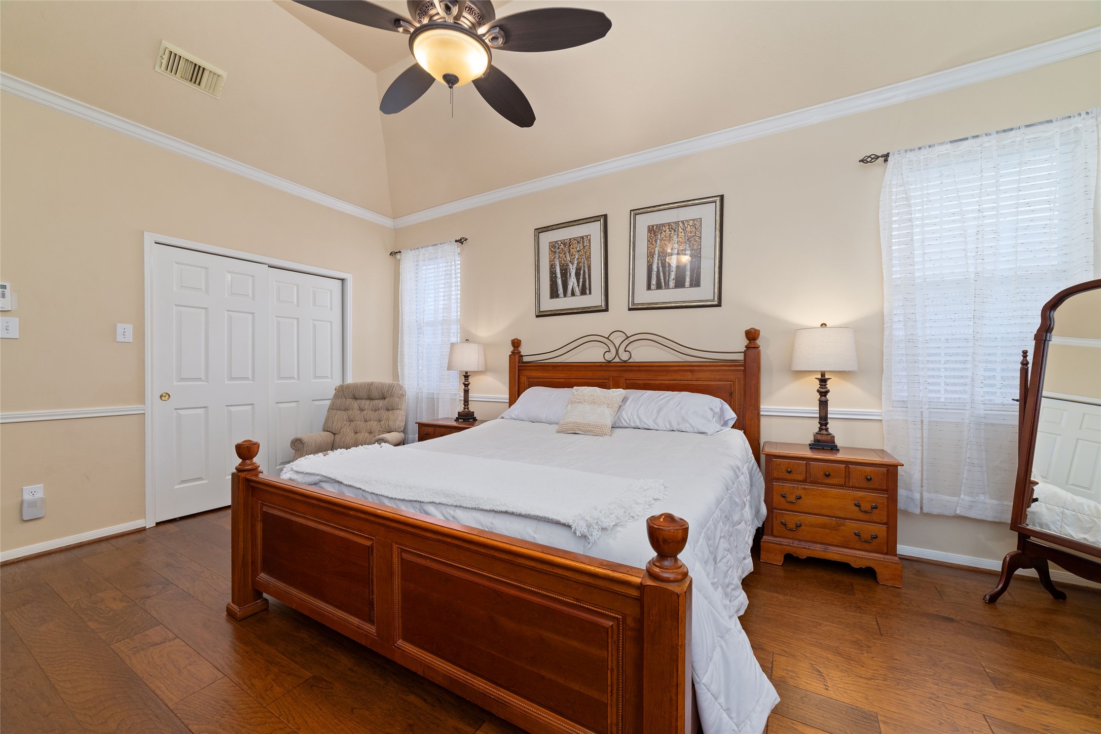 Alternate primary-bedroom view highlighting the rooms generous dimensions and double-door closet.