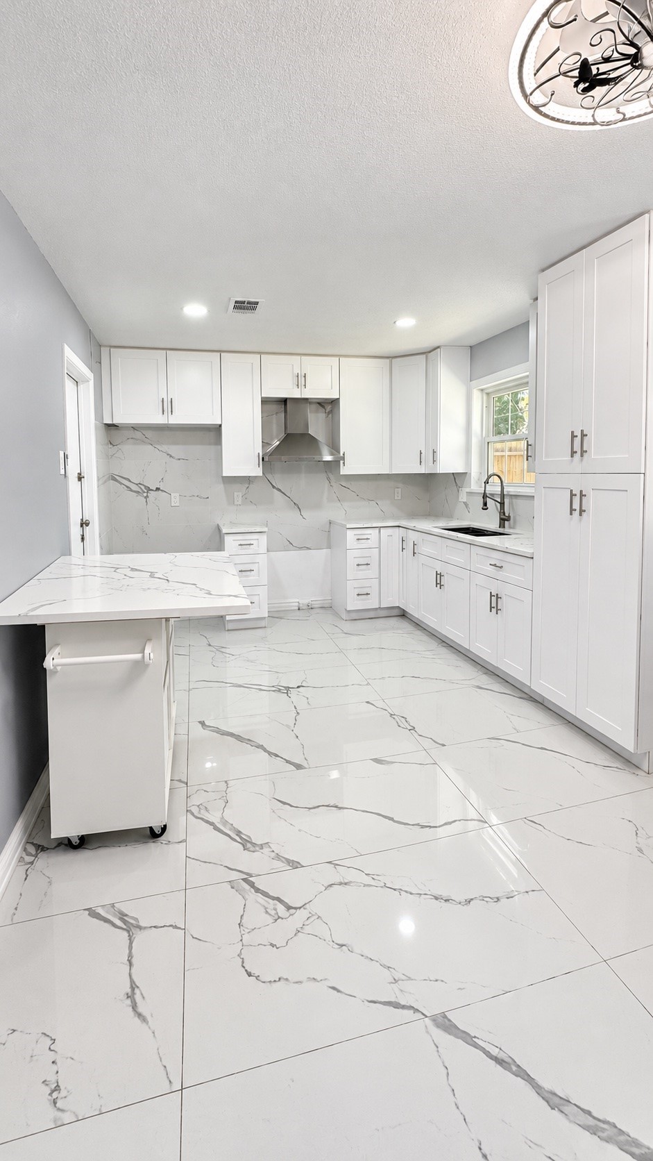 Kitchen with moveable island