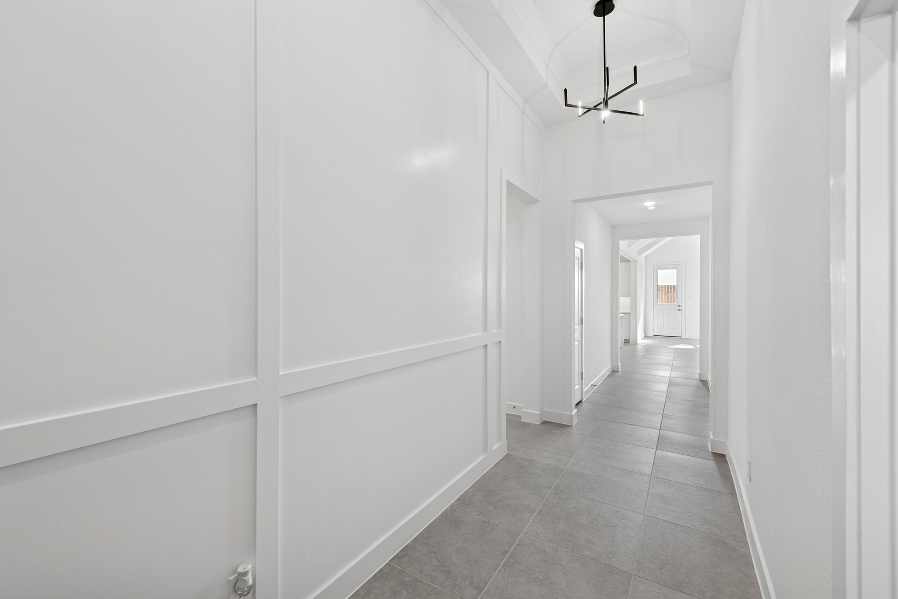 Inviting foyer (*Photo not of actual home and used for illustration purposes only.) Inviting foyer (*Photo not of actual home and used for illustration purposes only.)