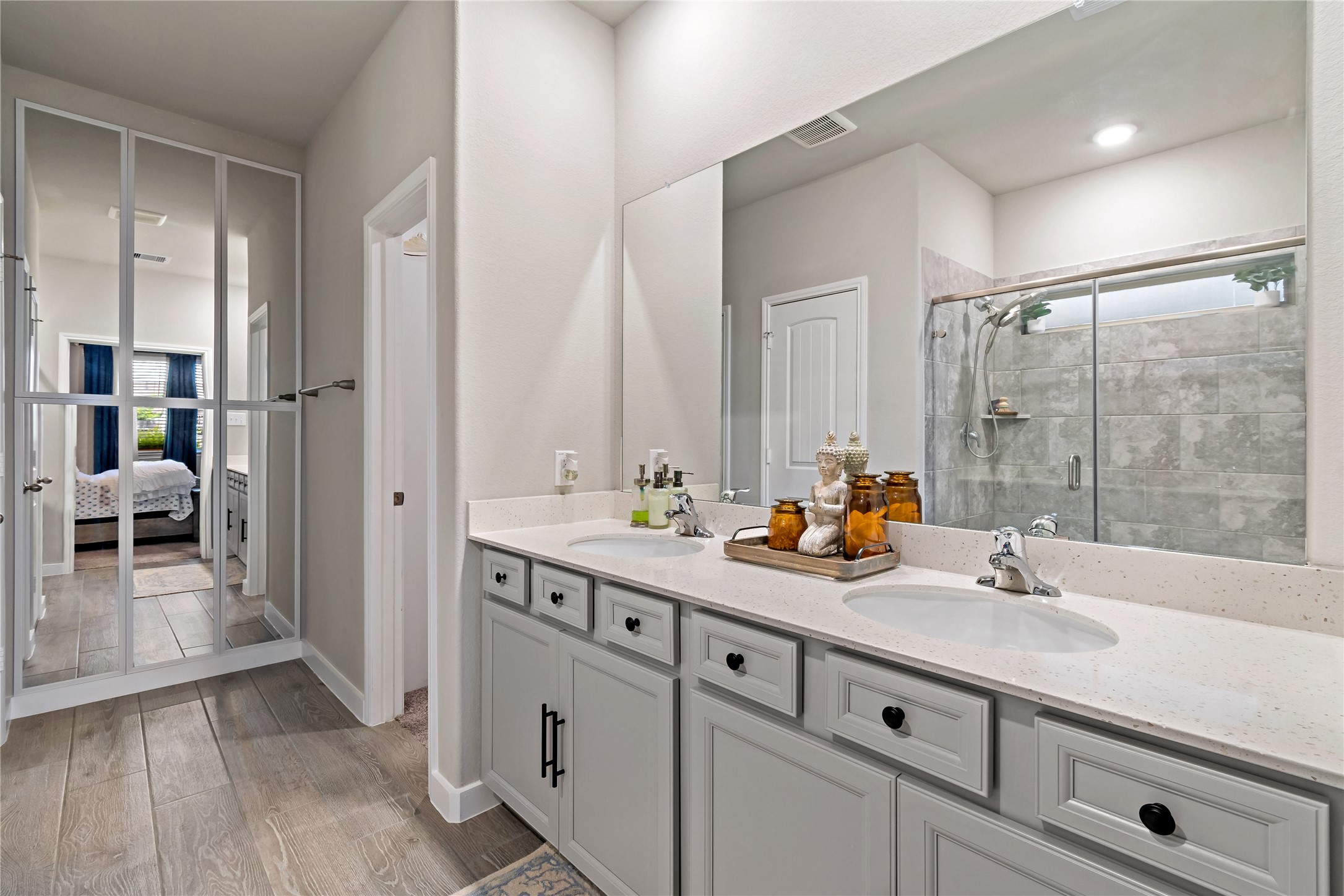 Primary bathroom/first floor