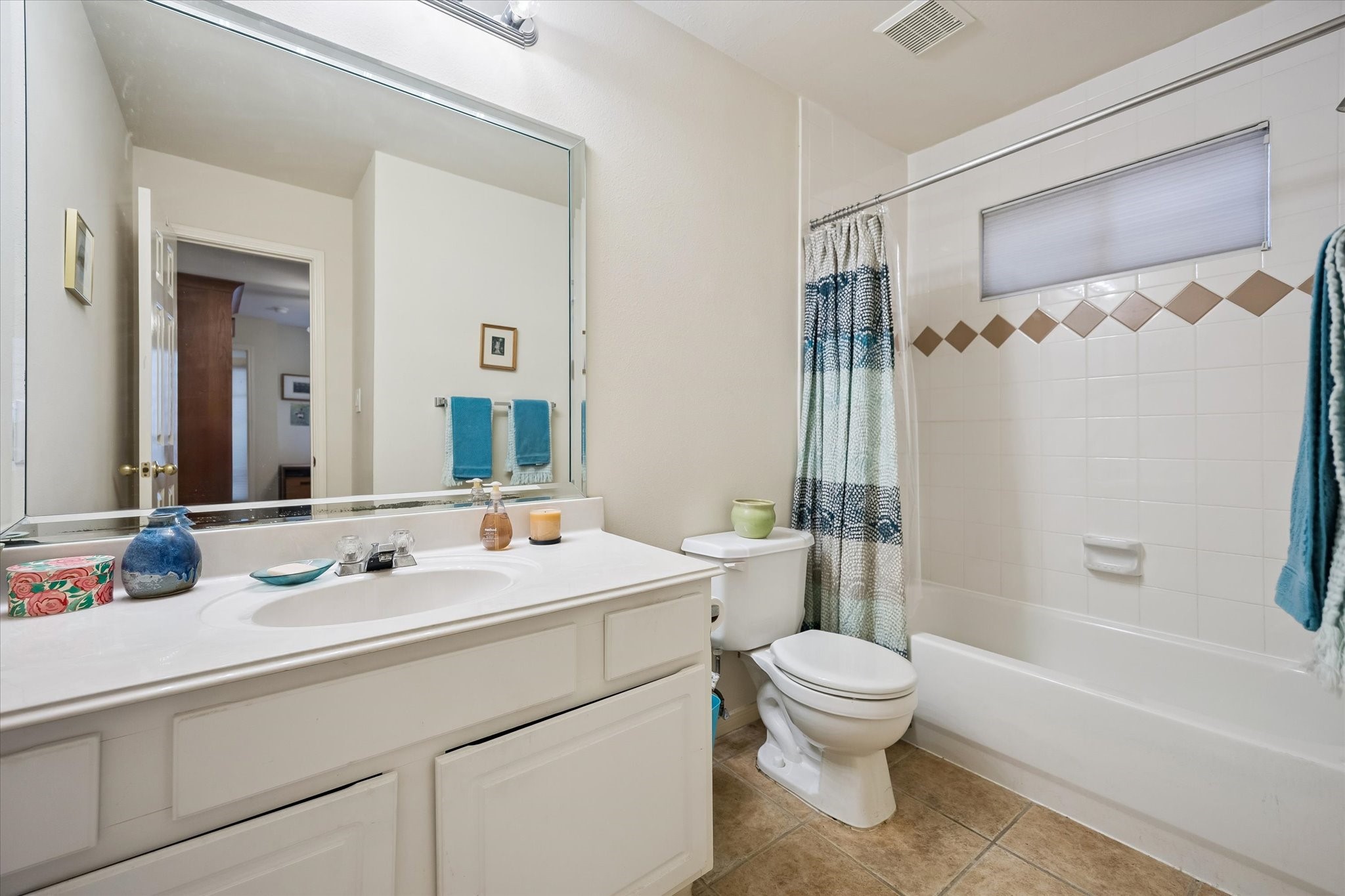 Full bathroom of one of the secondary bedroms