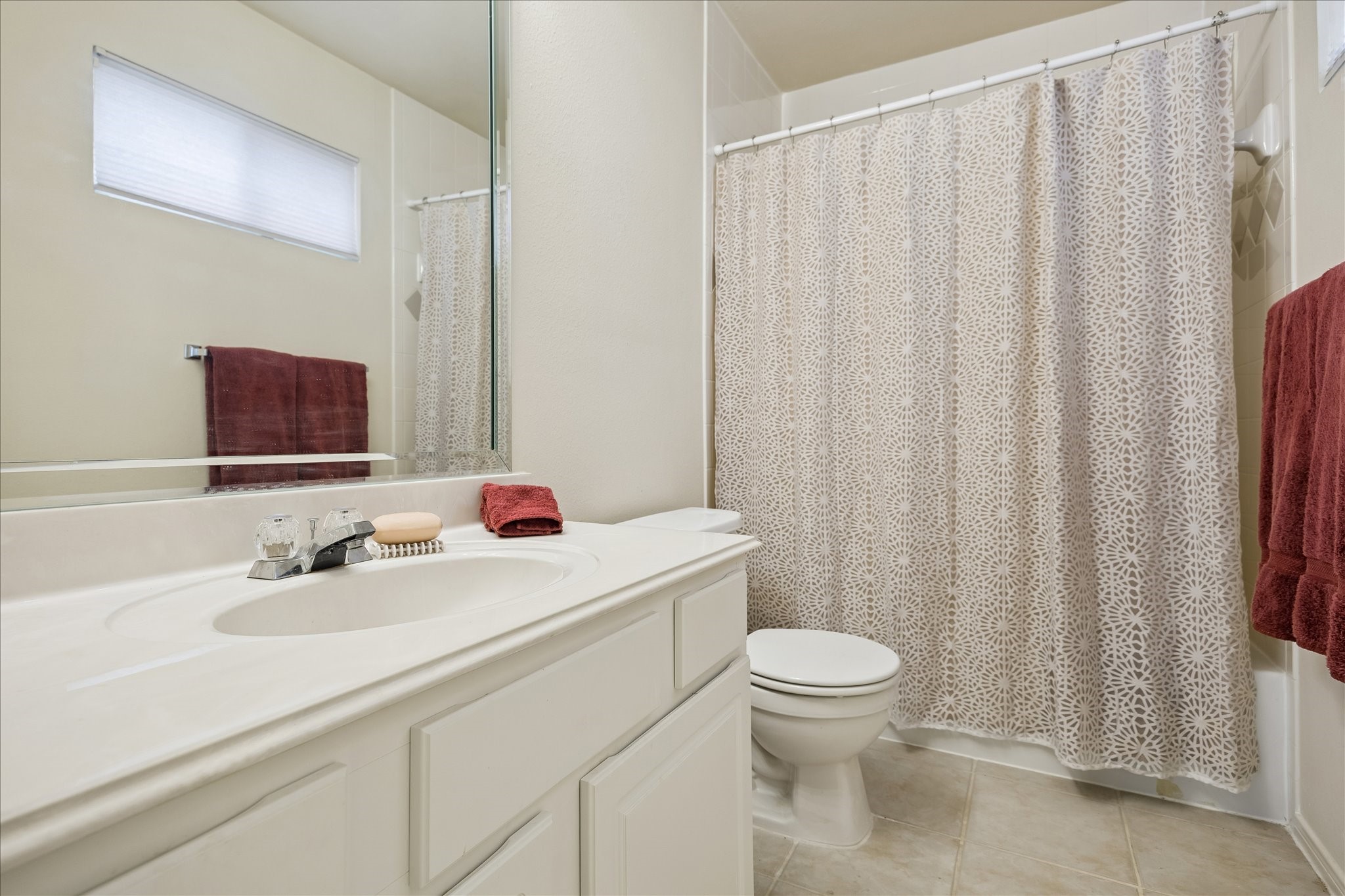This is the ensuite full bathroom of the 1st floor bedroom.