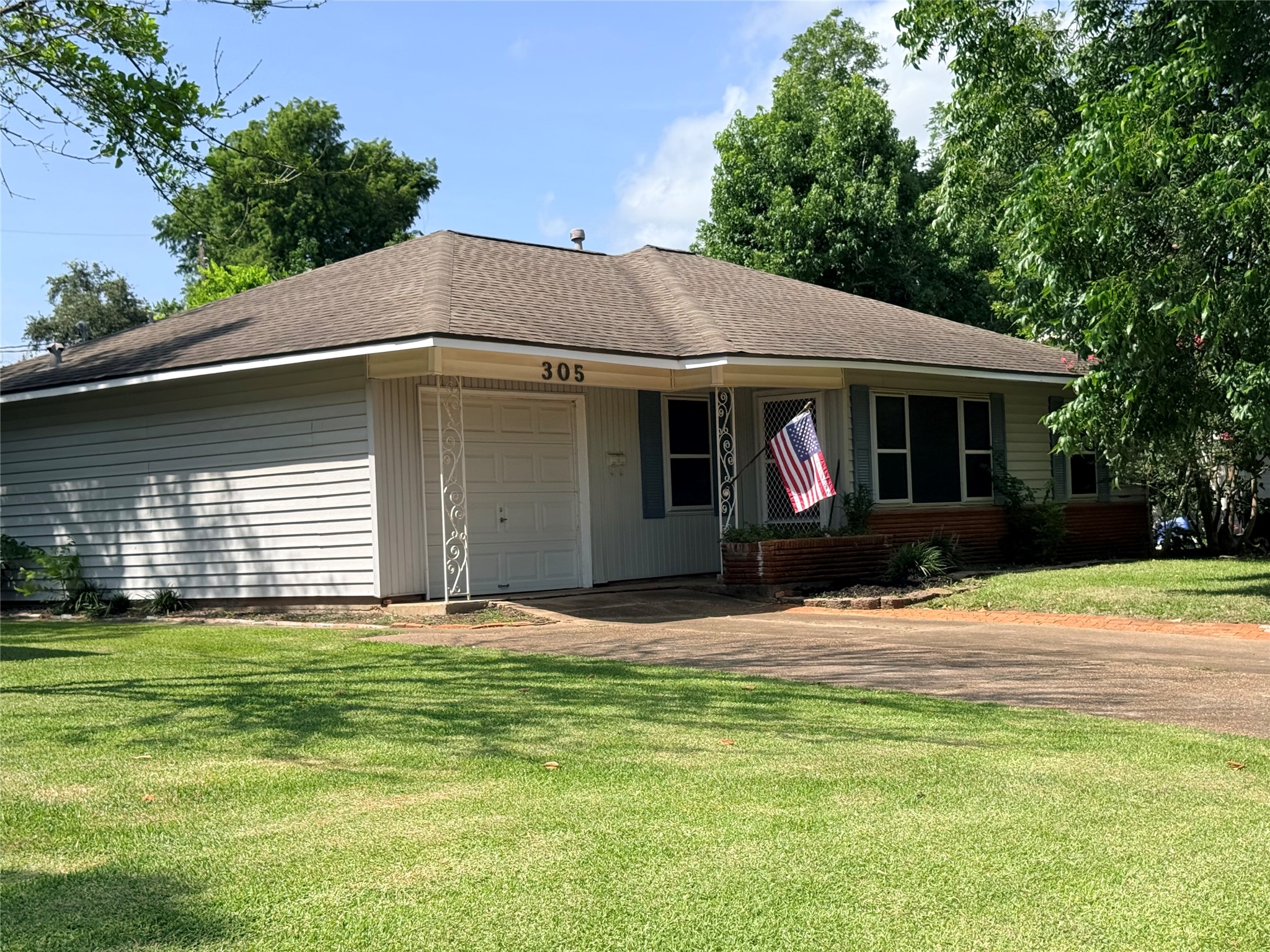 305 Wisteria Street, Lake Jackson, TX 77566