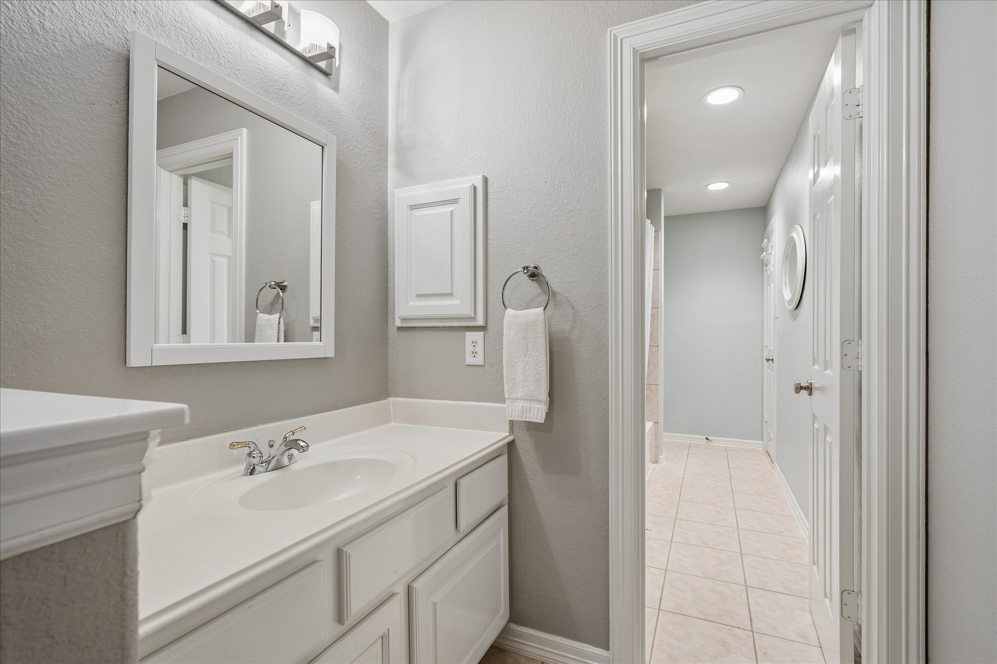 Hollywood bath between bedrooms 2 and 3. Each bedroom has it's own vanity and sink.
