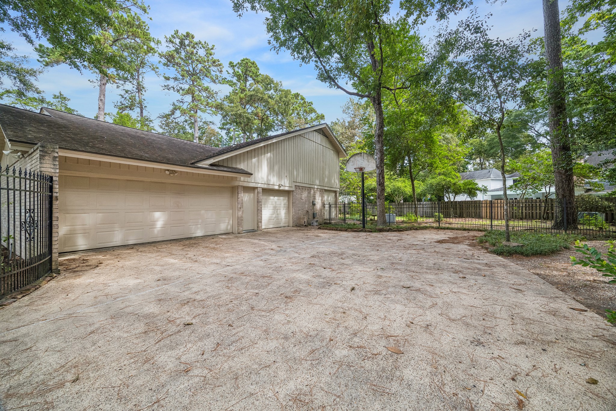 2310 Mill Lake Drive, Kingwood, TX 77339