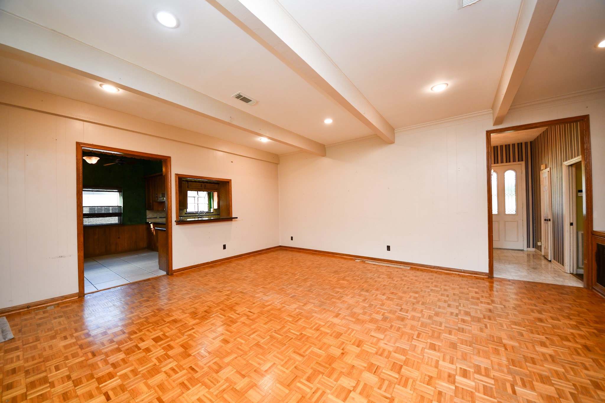 Great scale, 10' ceilings and a functional layout provide an excellent foundation for your own aesthetic updates. Great scale, 10' ceilings and a functional layout provide an excellent foundation for your own aesthetic updates.