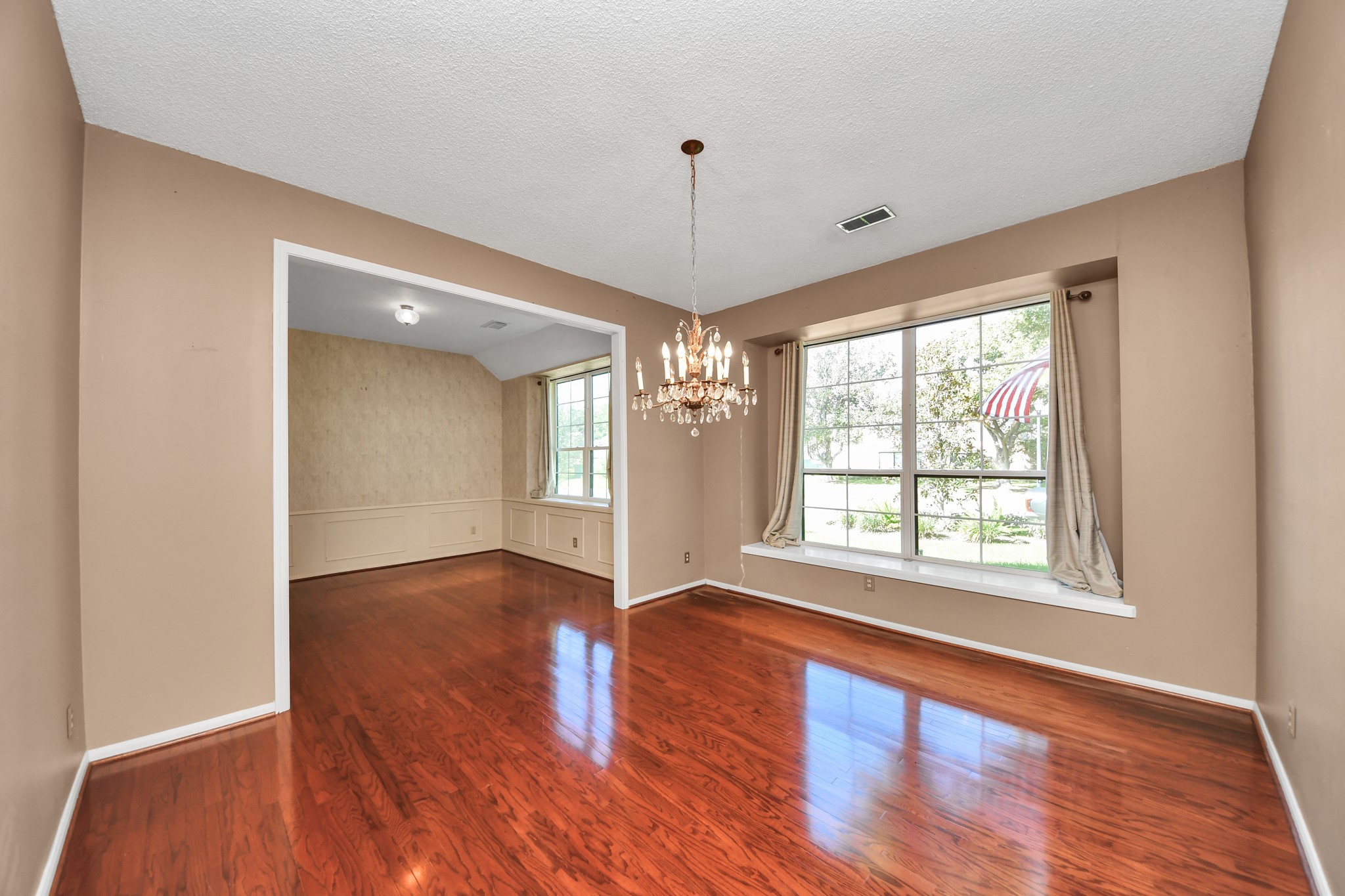 Large formal spaces offer flexibility for entertaining, dining or creating a more open, updated look. Large formal spaces offer flexibility for entertaining, dining or creating a more open, updated look.