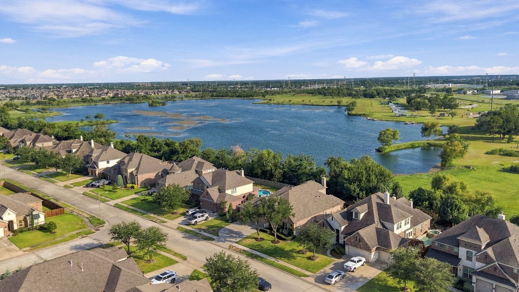 Aerial view showing how close you are to the lakes.