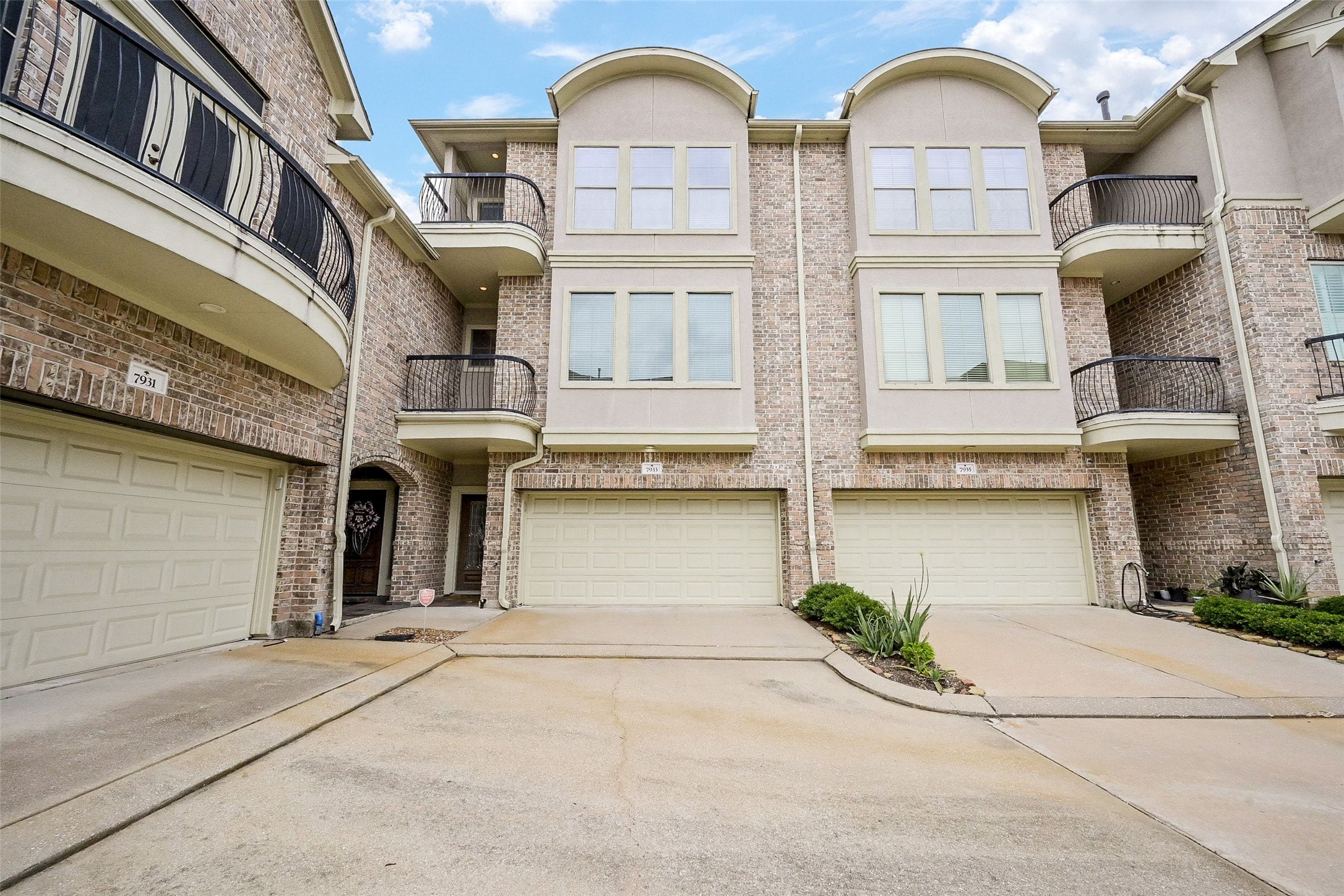Tri-Level Townhome with Great Curb Appeal.
