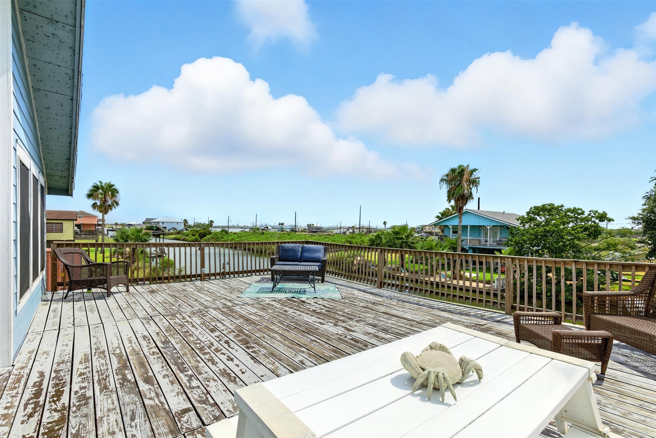 another view of upper deck, perfect for entertaining