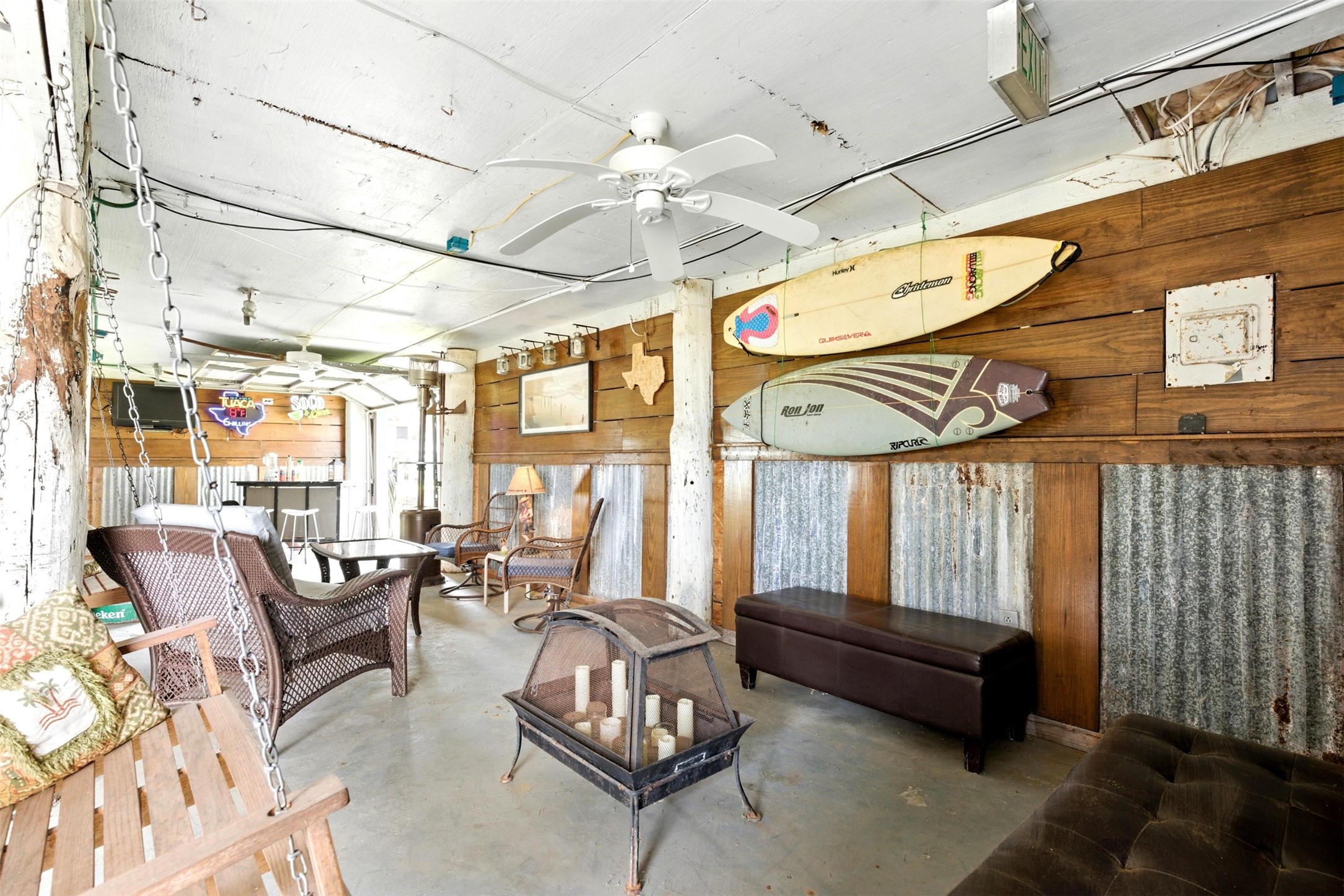 all decor and furnishings included