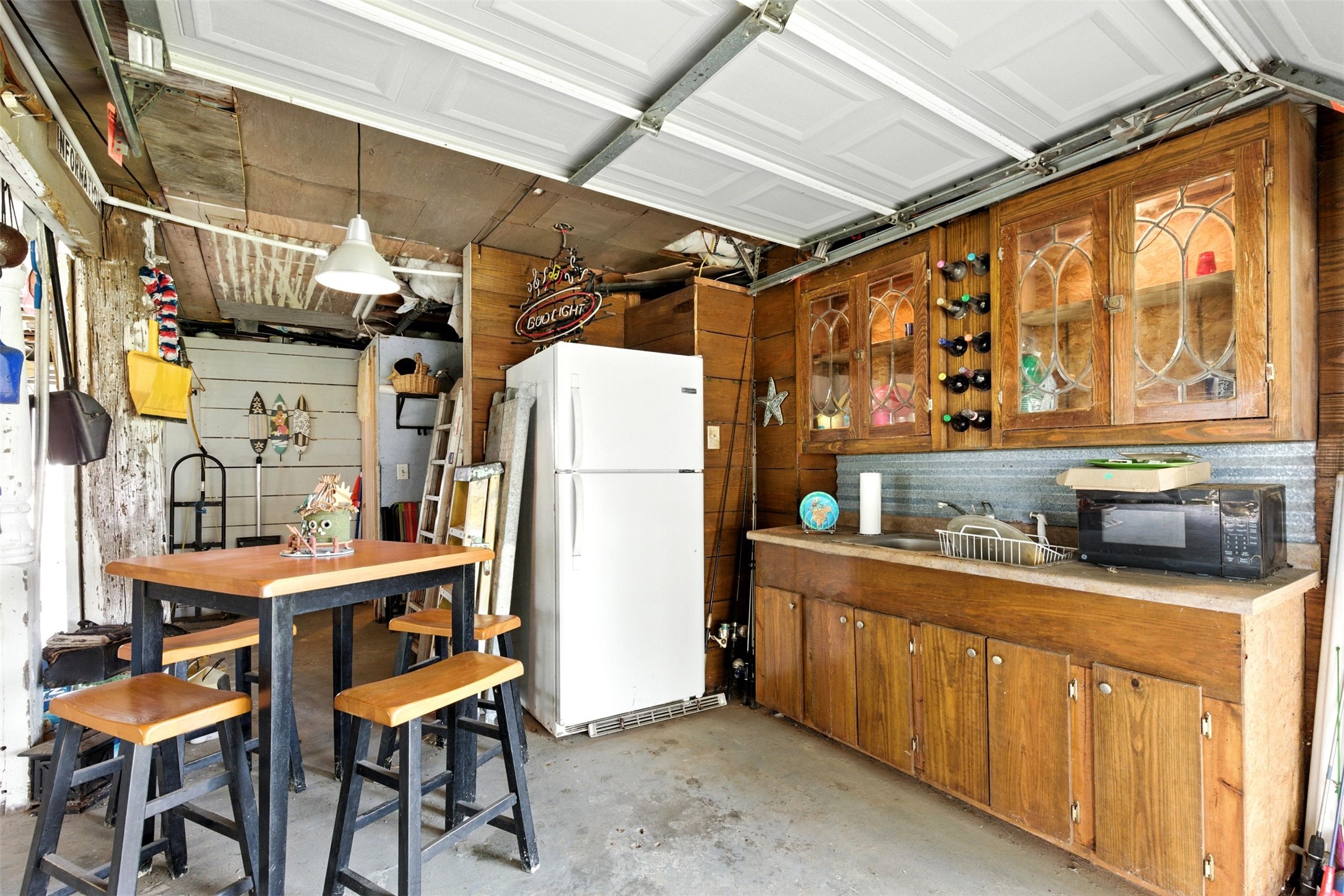 bar, fridge, all included