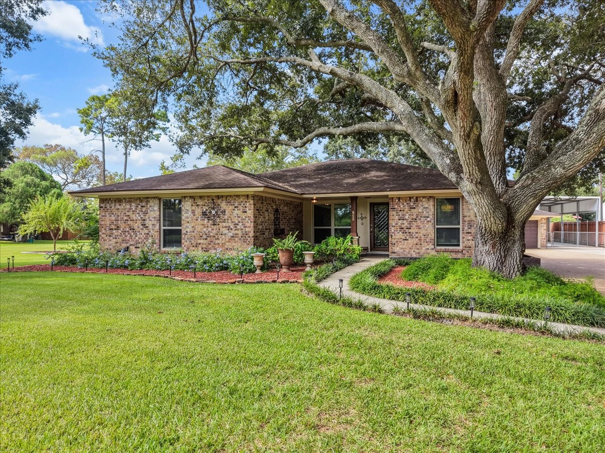 802 Riverside Drive, Alvin, TX 77511