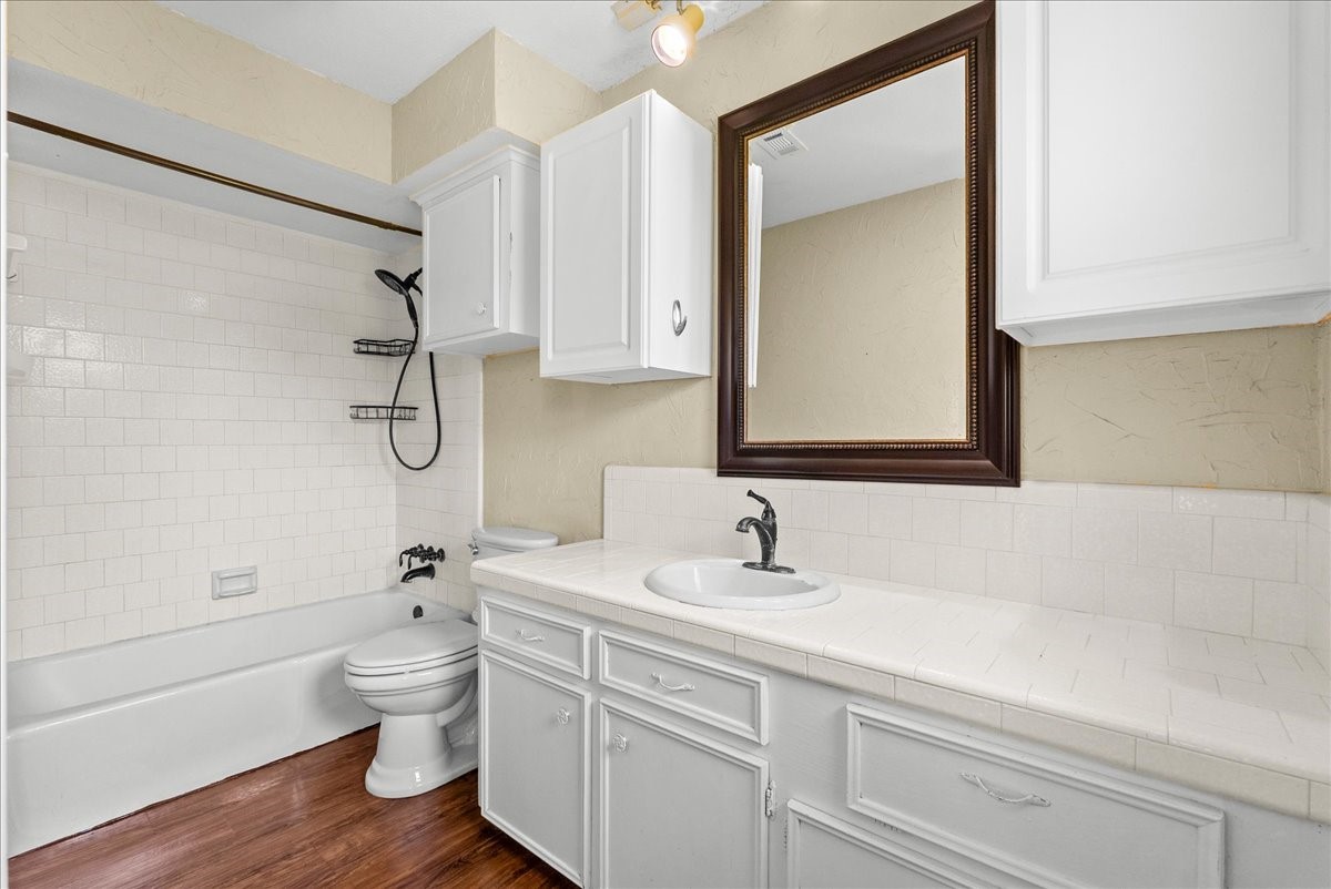 802 Riverside Drive, Alvin, TX 77511