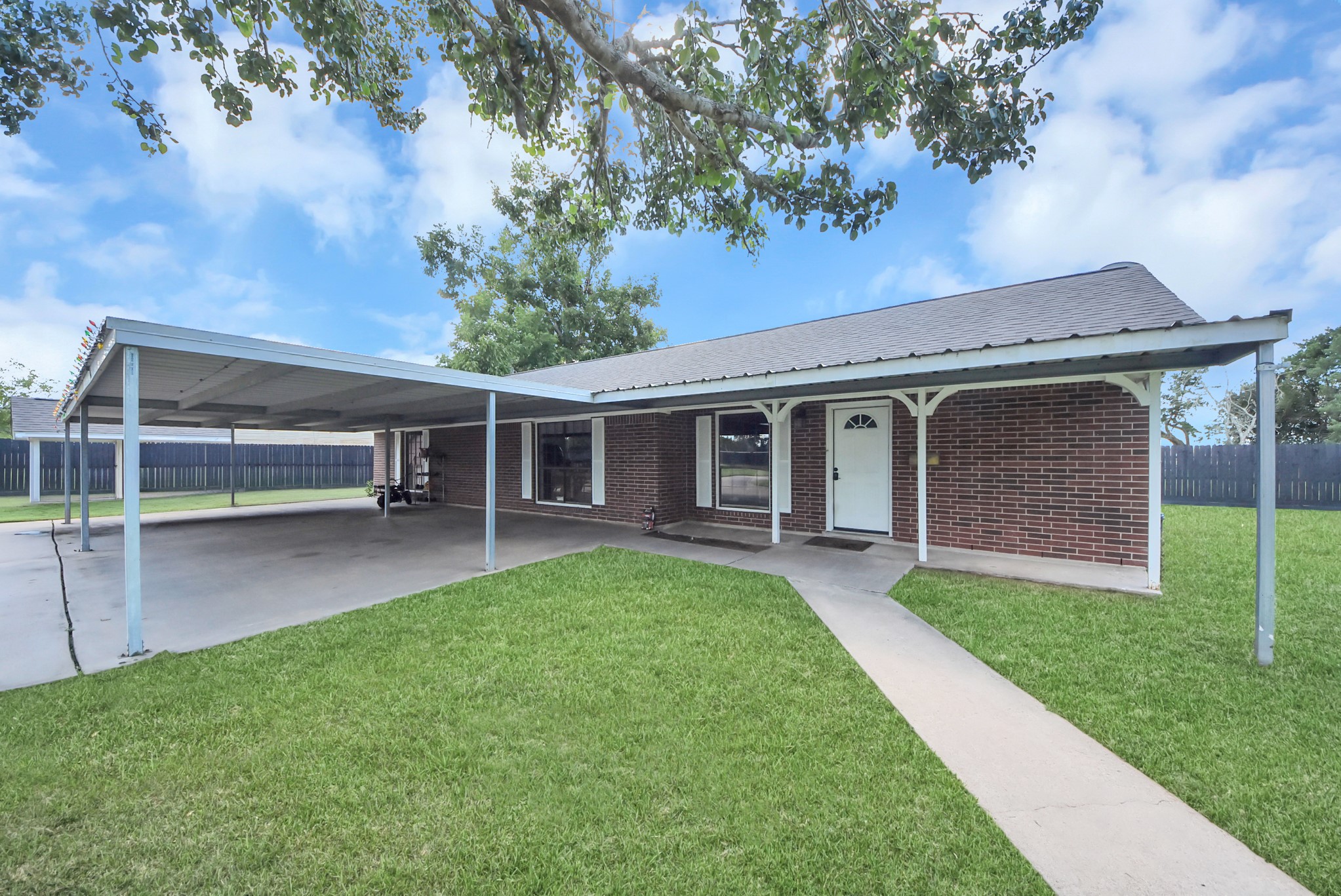 Can be used as a guest house , office or rental with a newly reinforced carport!! Can be used as a guest house , office or rental with a newly reinforced carport!!
