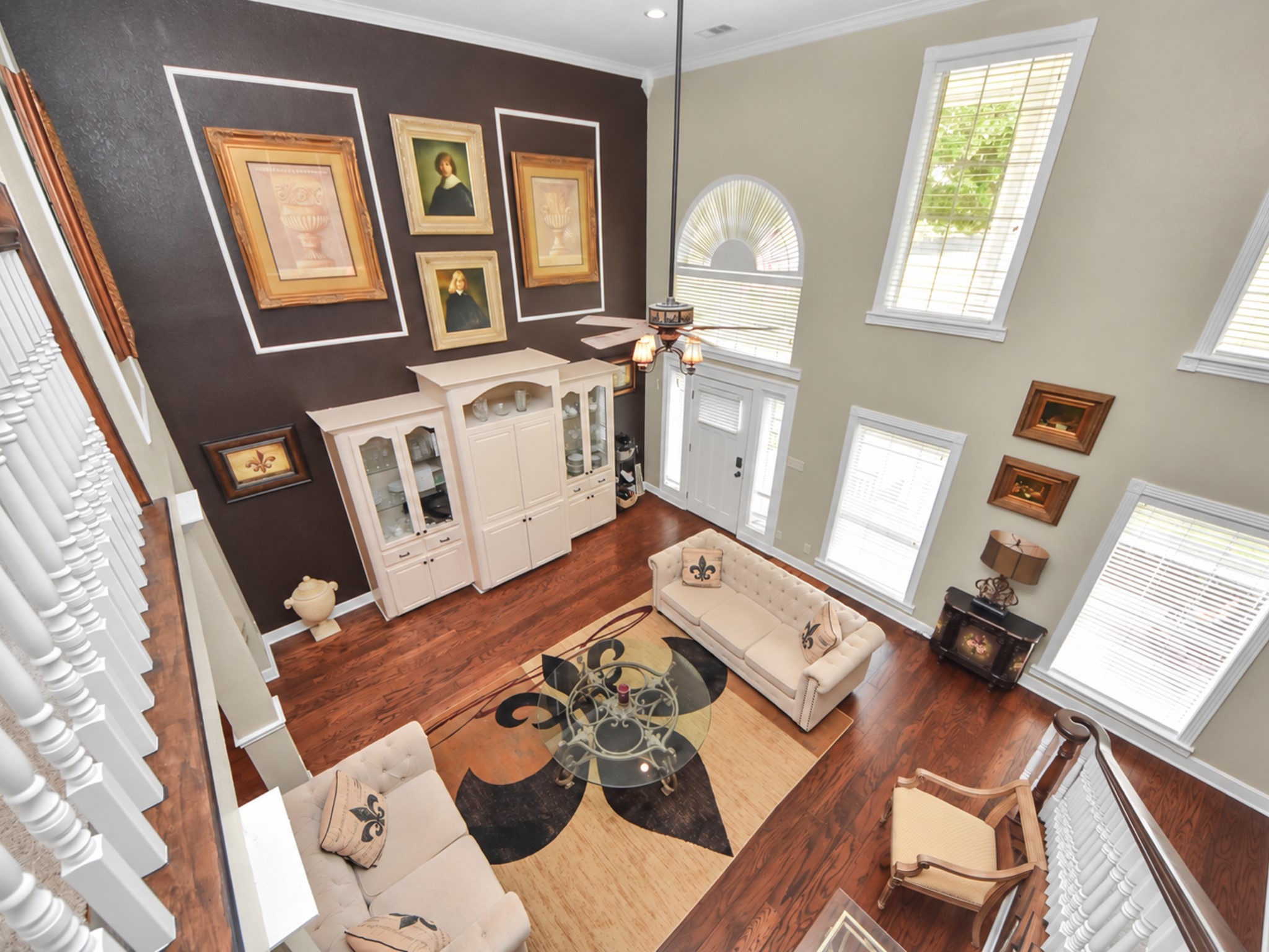Main home Living area , with multiple windows for sunlight , and high ceilings that give it the luxurious vibe!