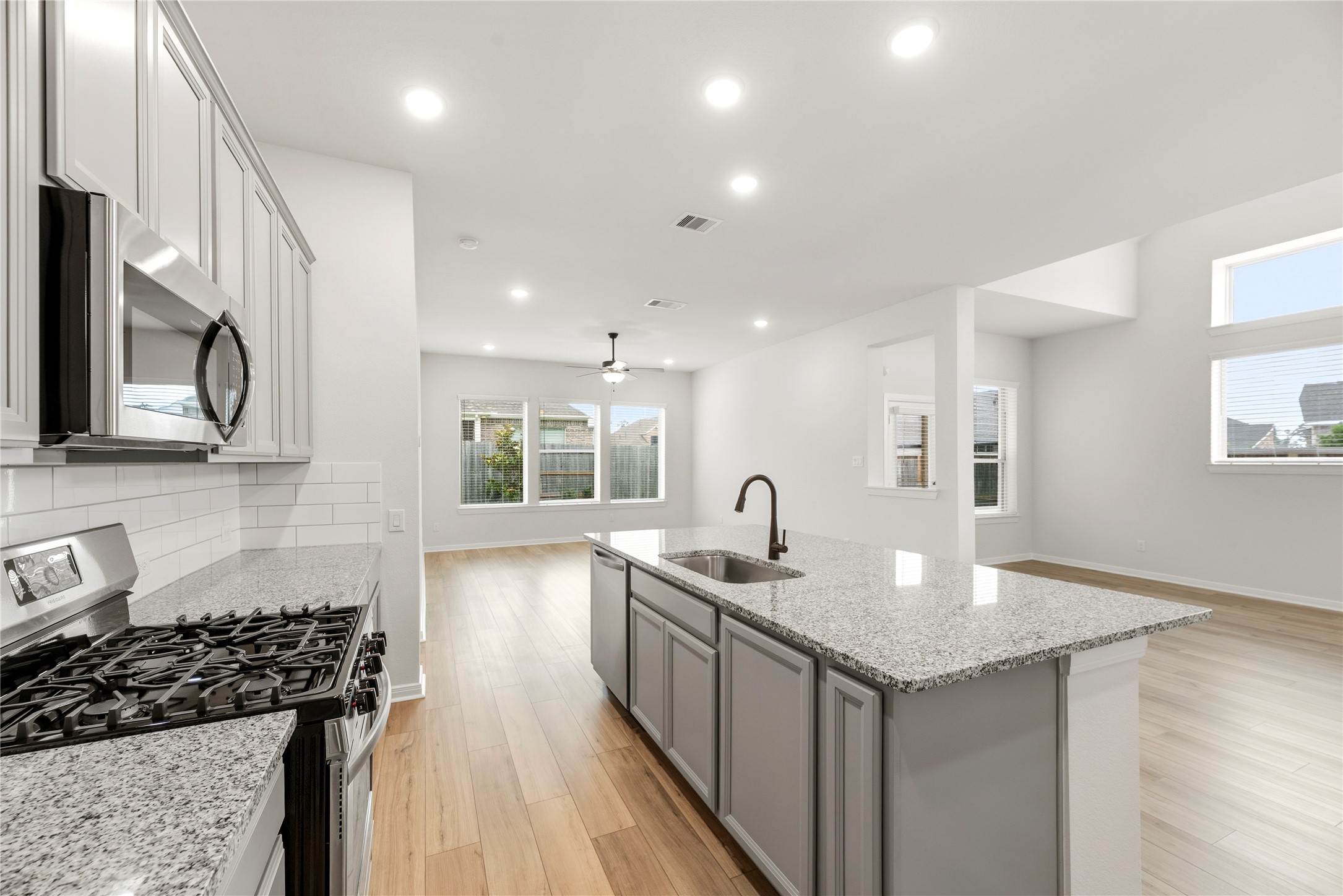 1253 Wandering Brook Street, Magnolia, TX 77354