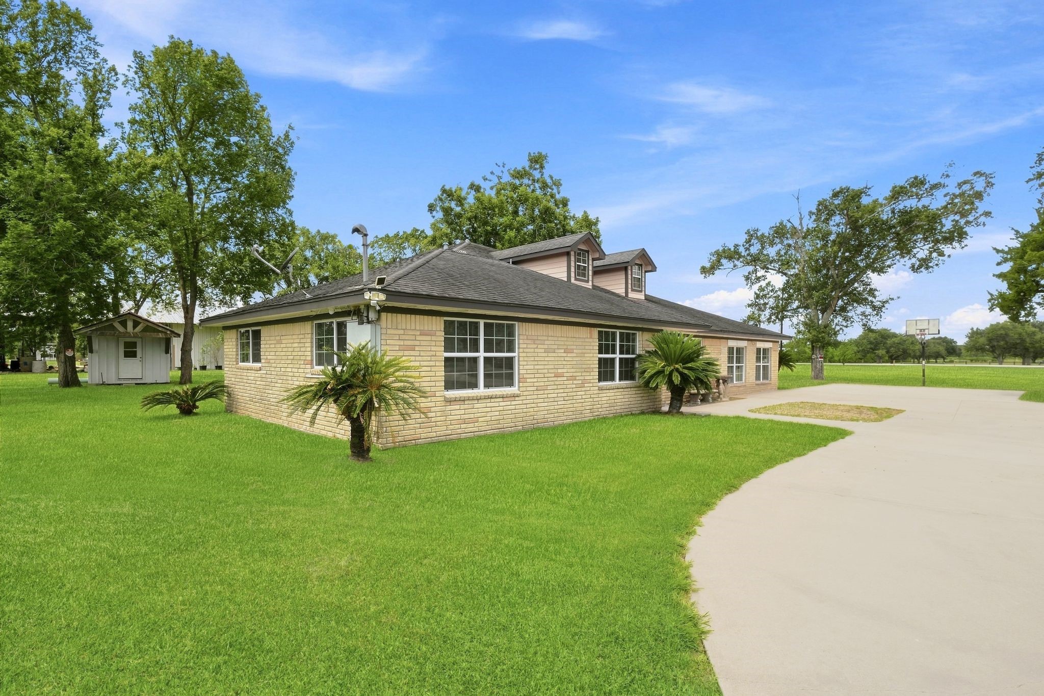 5930 County Road 396, Alvin, TX 77511