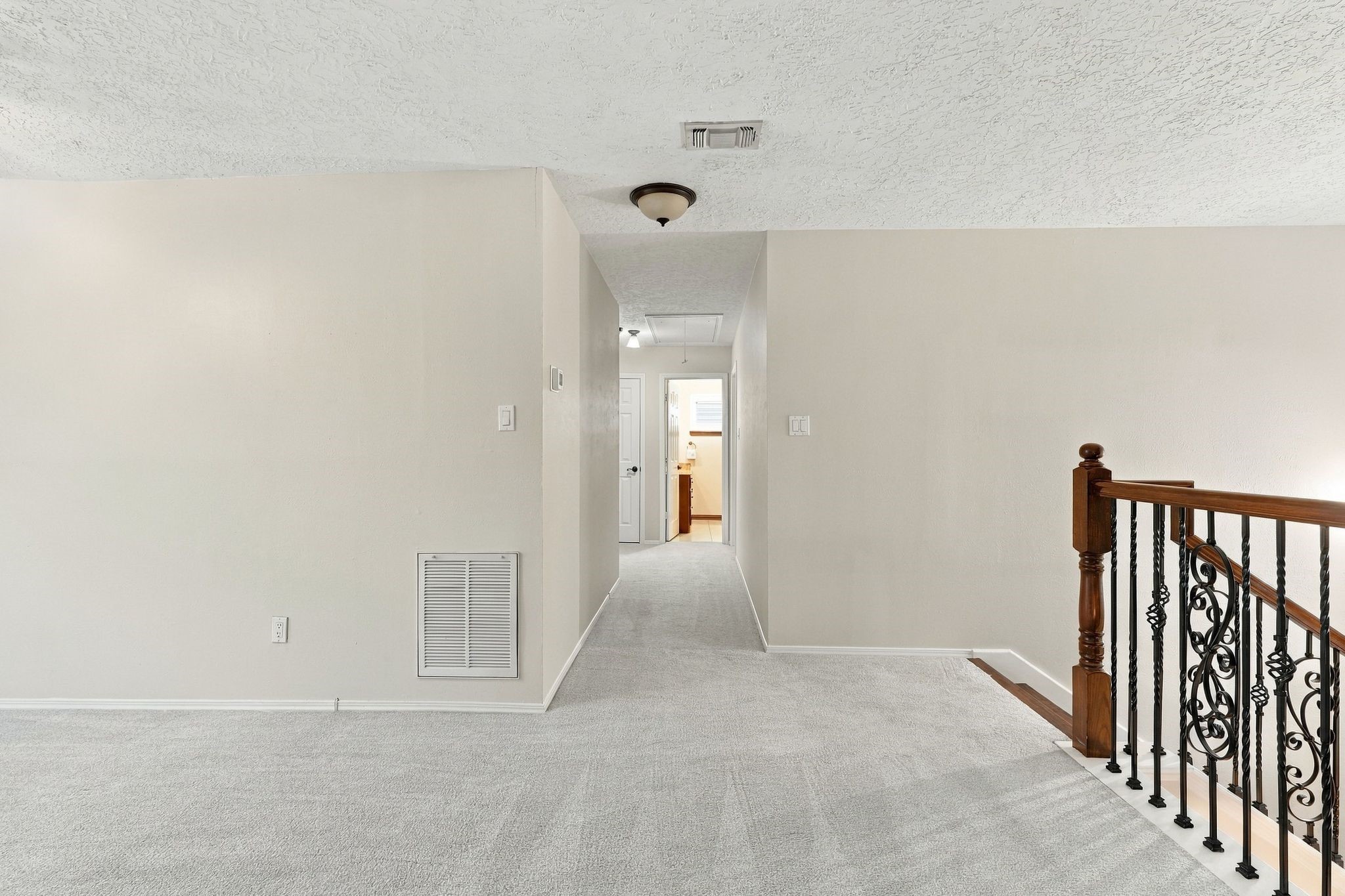 Open layout and easy access to the surrounding rooms.