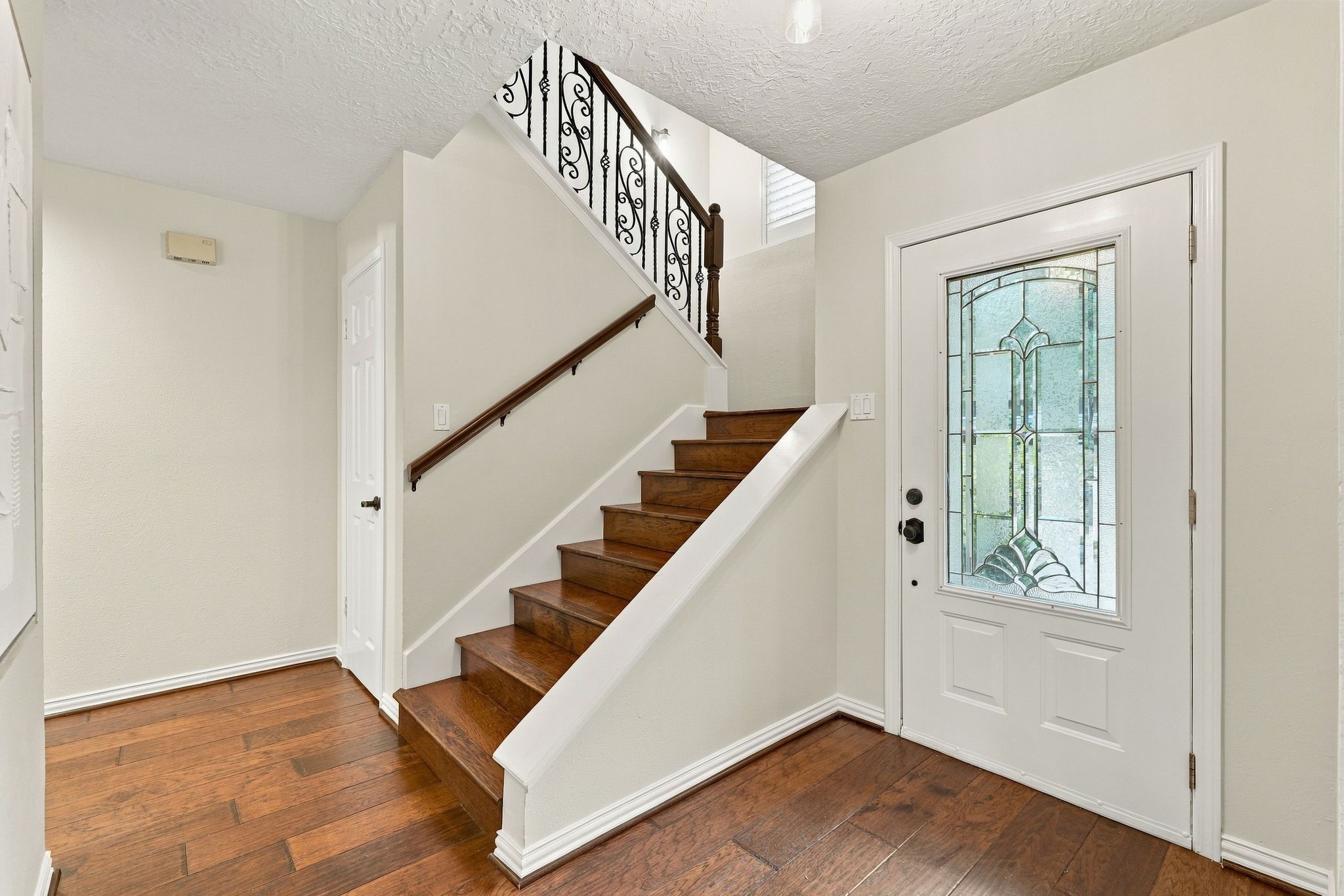Beautiful staircase, high ceilings, and natural light welcome you into this amazing home. Beautiful staircase, high ceilings, and natural light welcome you into this amazing home.