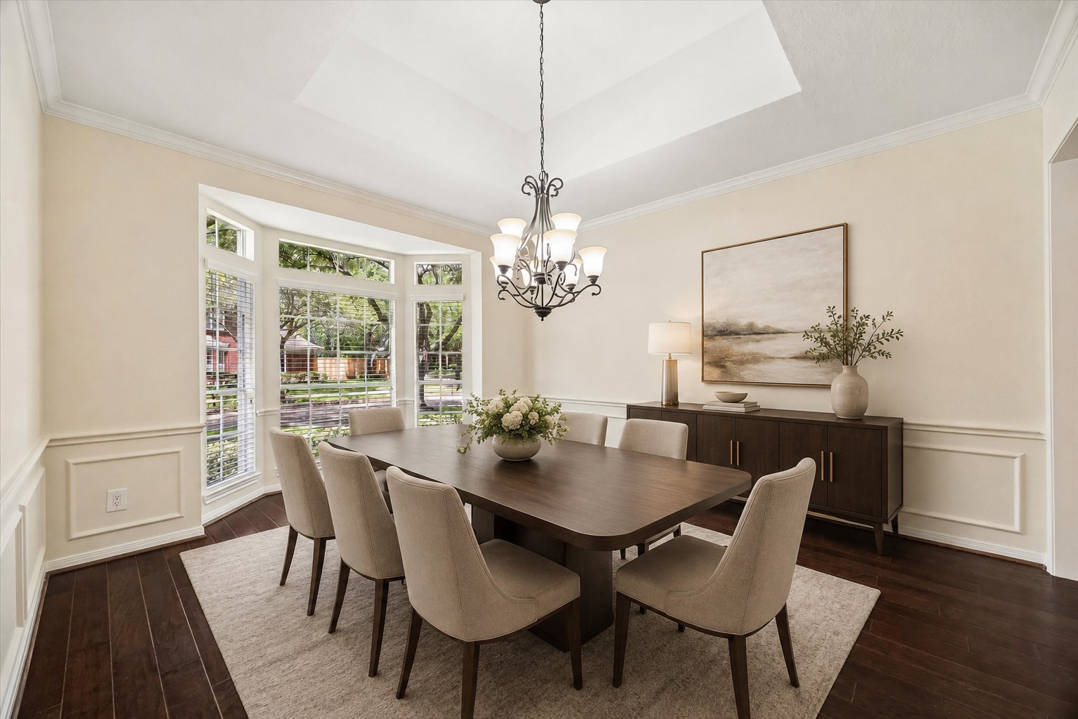 ELEGANT FORMAL DINING ROOM WITH A TRAY CEILING, WAINSCOTING, RICH WOOD FLOORS, AND BEAUTIFUL BAY WINDOWS FILLING THE SPACE WITH NATURAL LIGHT.
*Virtually Staged.