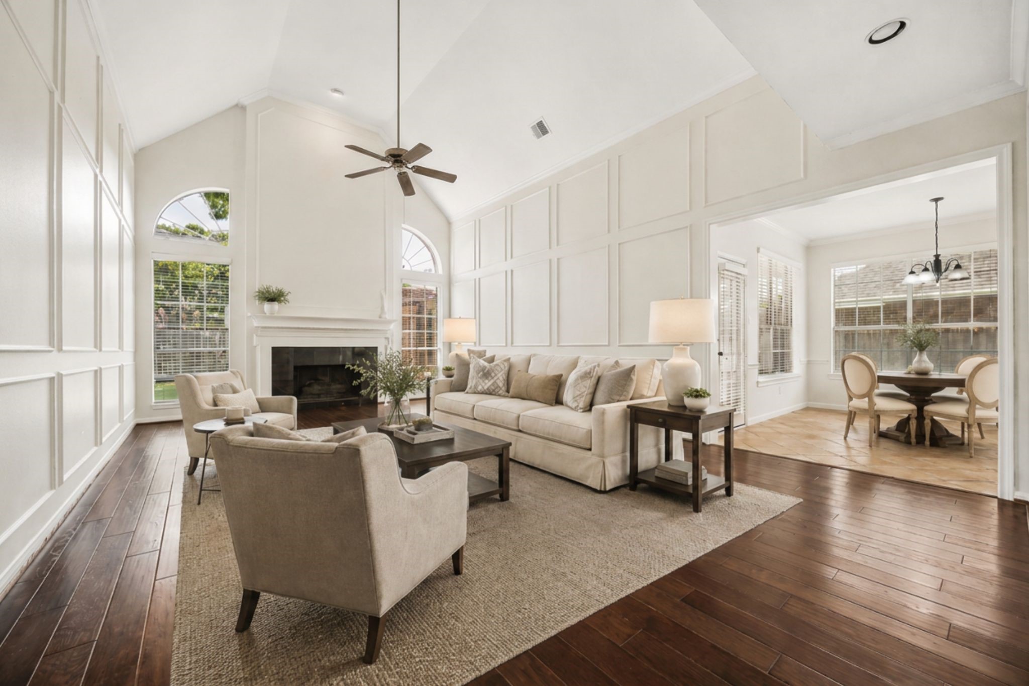 SOARING CEILINGS, RICH WOOD FLOORS, FRESH PAINT AND A STATEMENT FIREPLACE CREATE A BRIGHT, OPEN FAMILY ROOM WITH BEAUTIFUL ARCHITECTURAL DETAIL.
*Virtually Staged