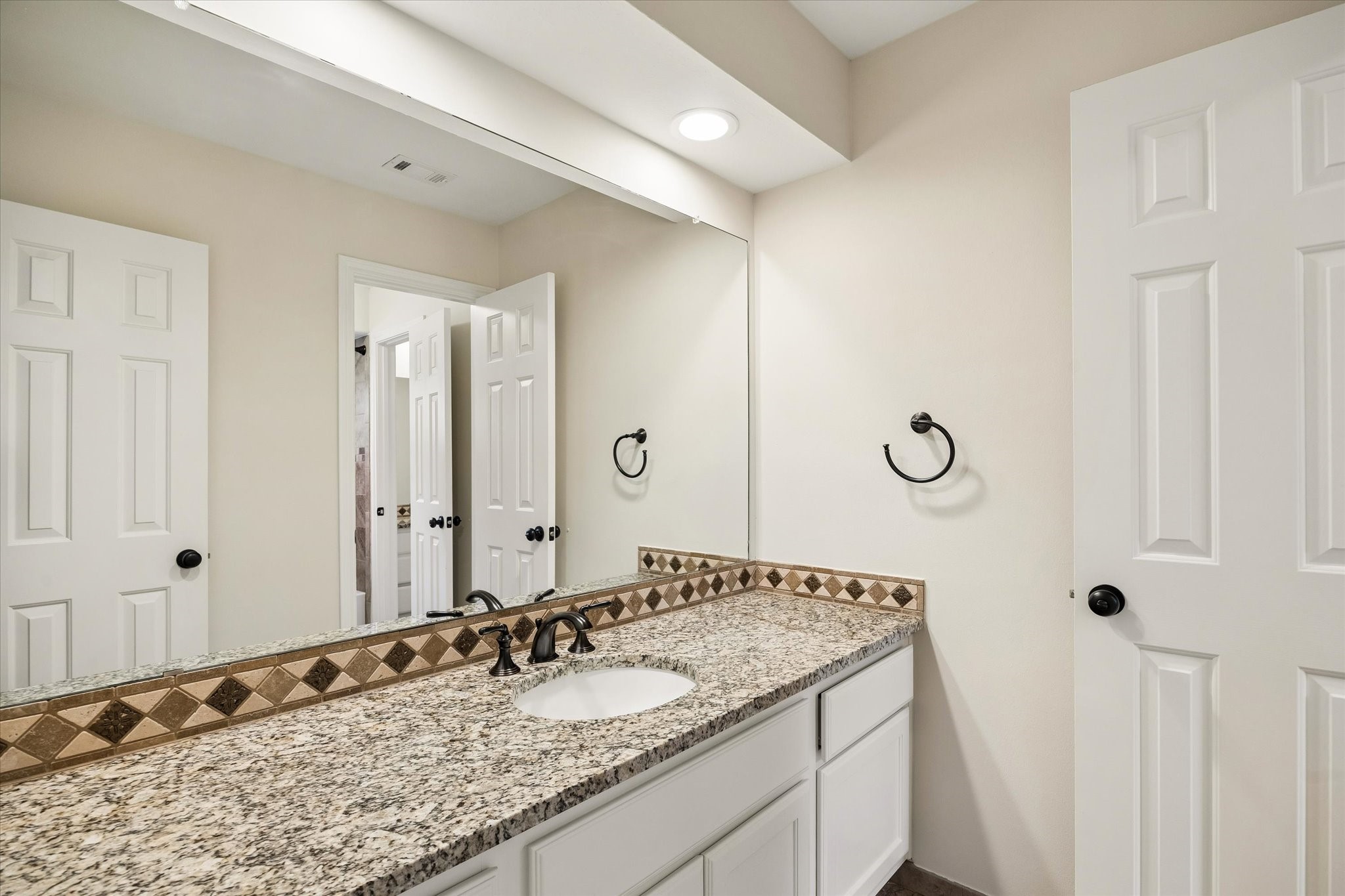 BATHROOM 3 - JACK AND JILL